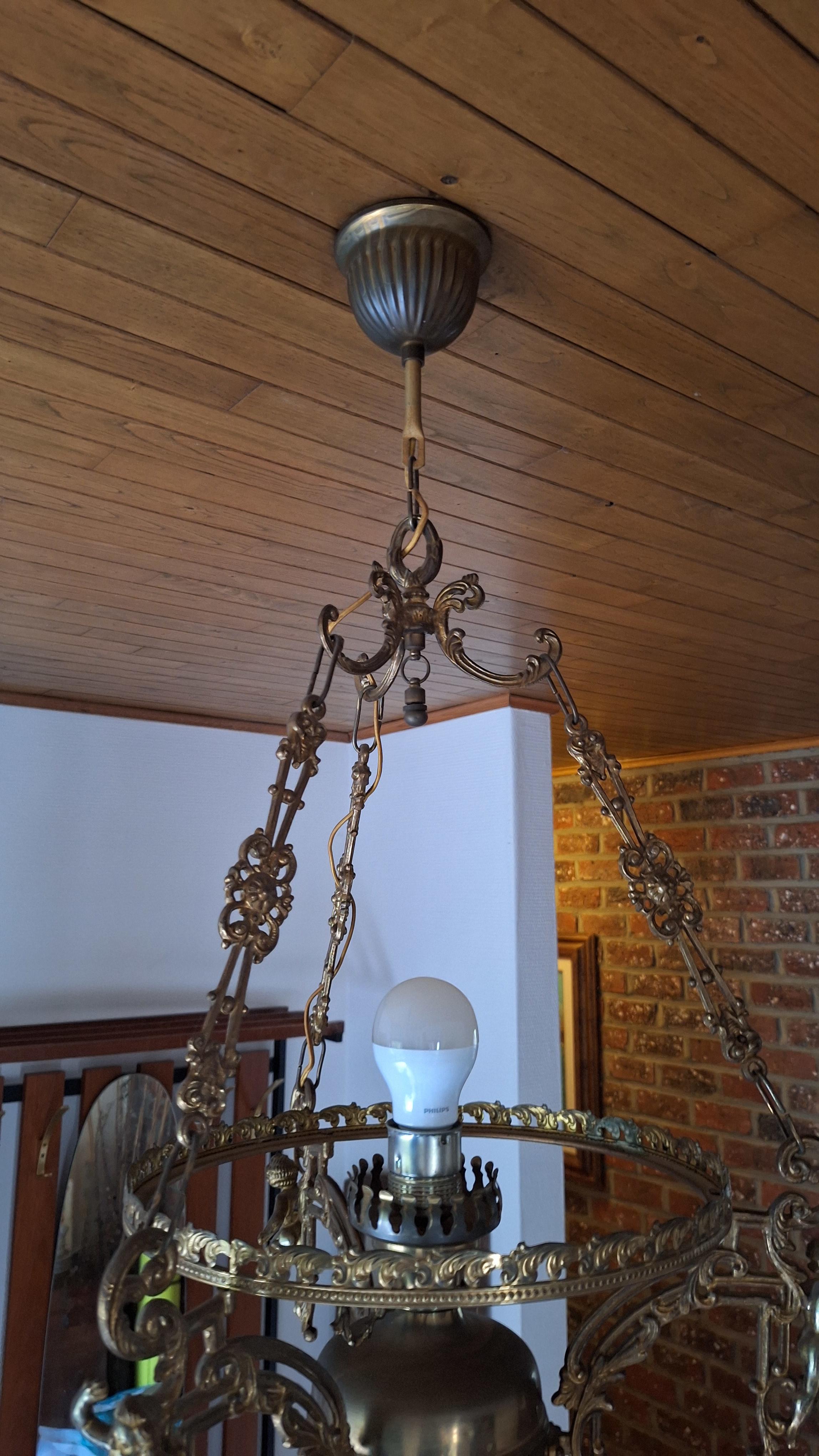 Klassieke hanglamp met sierlijke armen en een centrale lichtbron – foto 2 – kavel bij Goeiendeal, Houthalen-Helchteren
