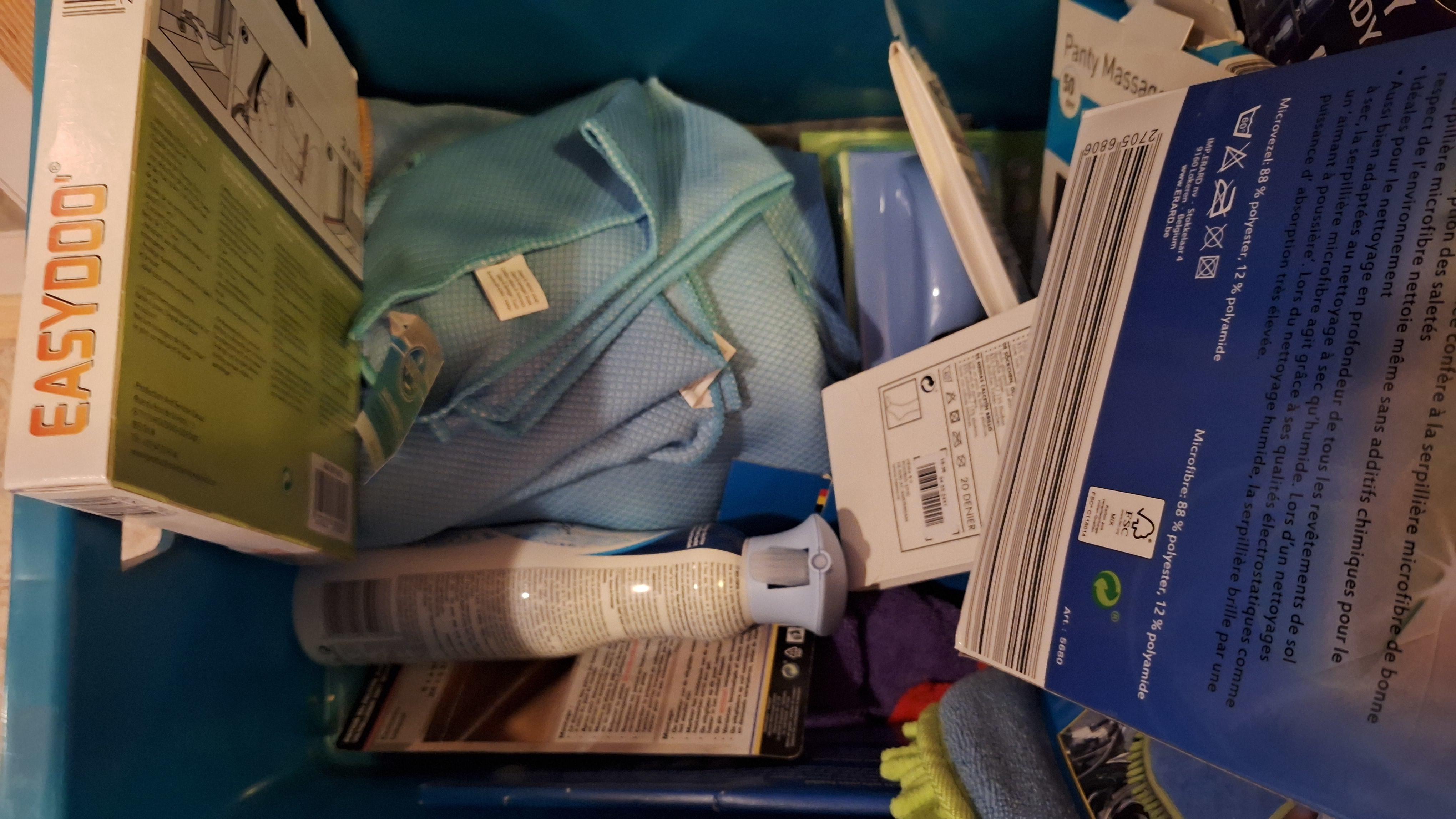 Blauwe opbergbox gevuld met een partij schoonmaakartikelen w – foto 3 – kavel bij Goeiendeal, Houthalen-Helchteren