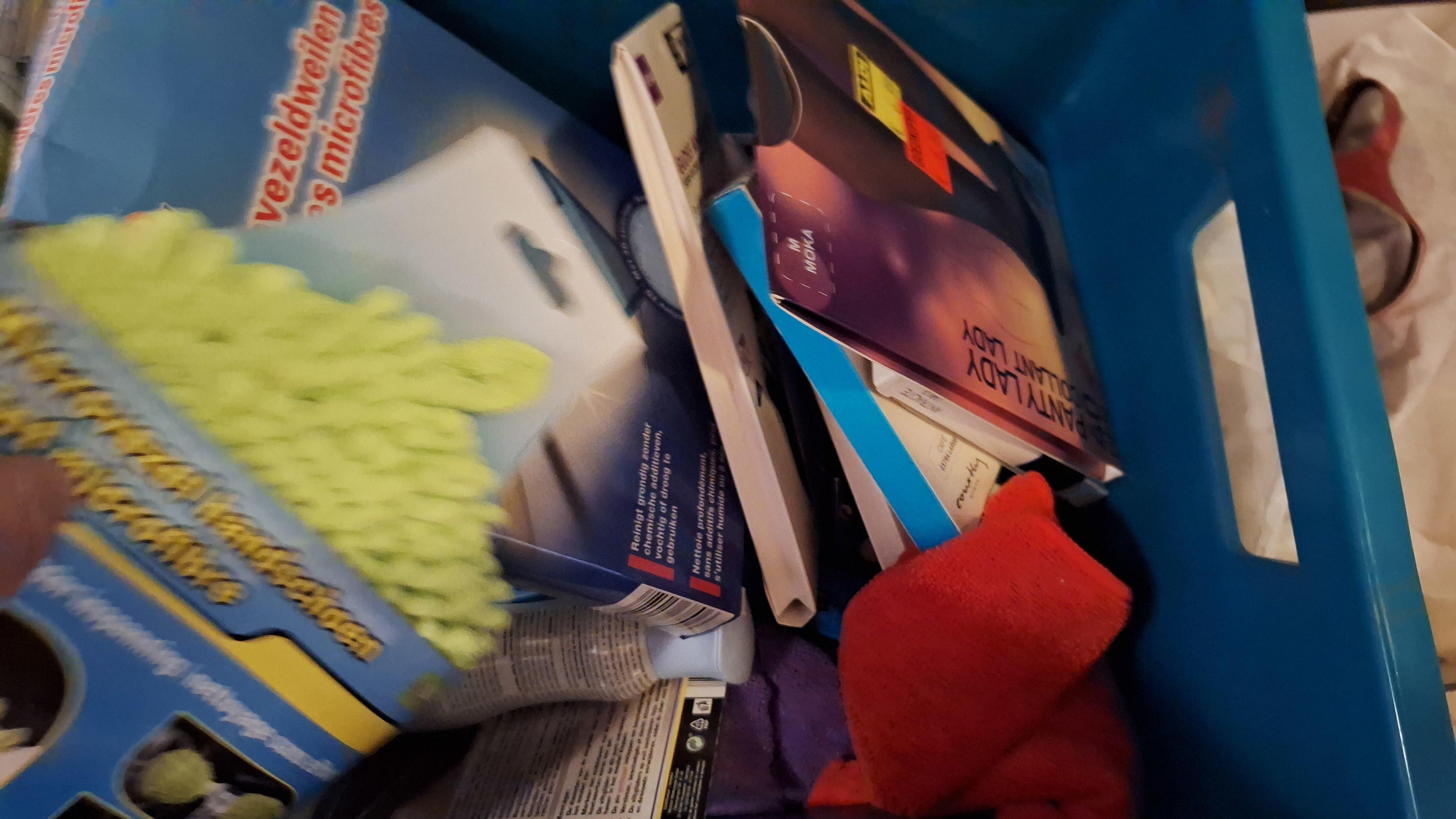 Blauwe opbergbox gevuld met een partij schoonmaakartikelen w – foto 4 – kavel bij Goeiendeal, Houthalen-Helchteren