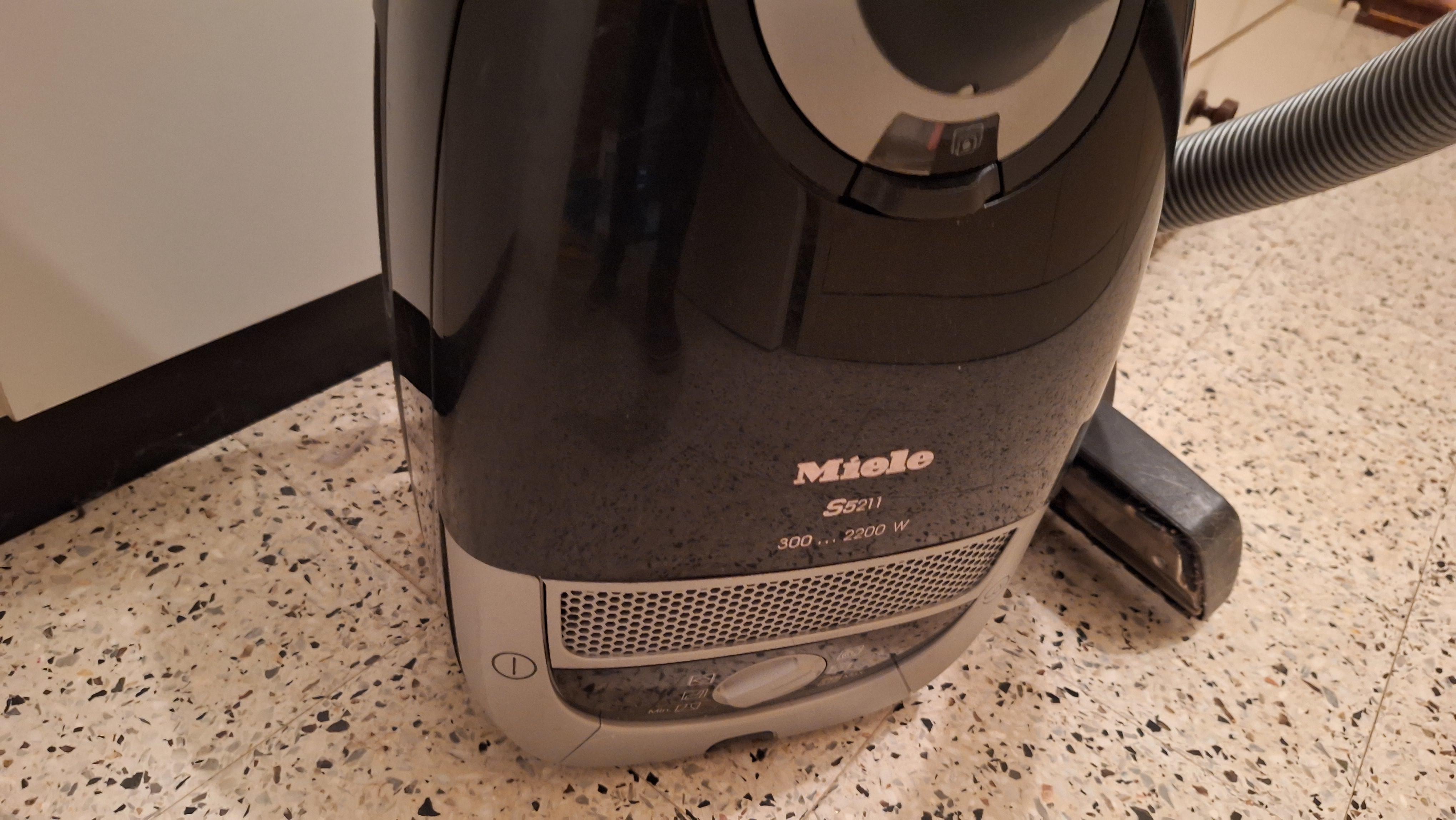Stofzuiger van het merk Miele inclusief slang en zuigbuis & zakken – foto 2 – kavel bij Goeiendeal, Houthalen-Helchteren