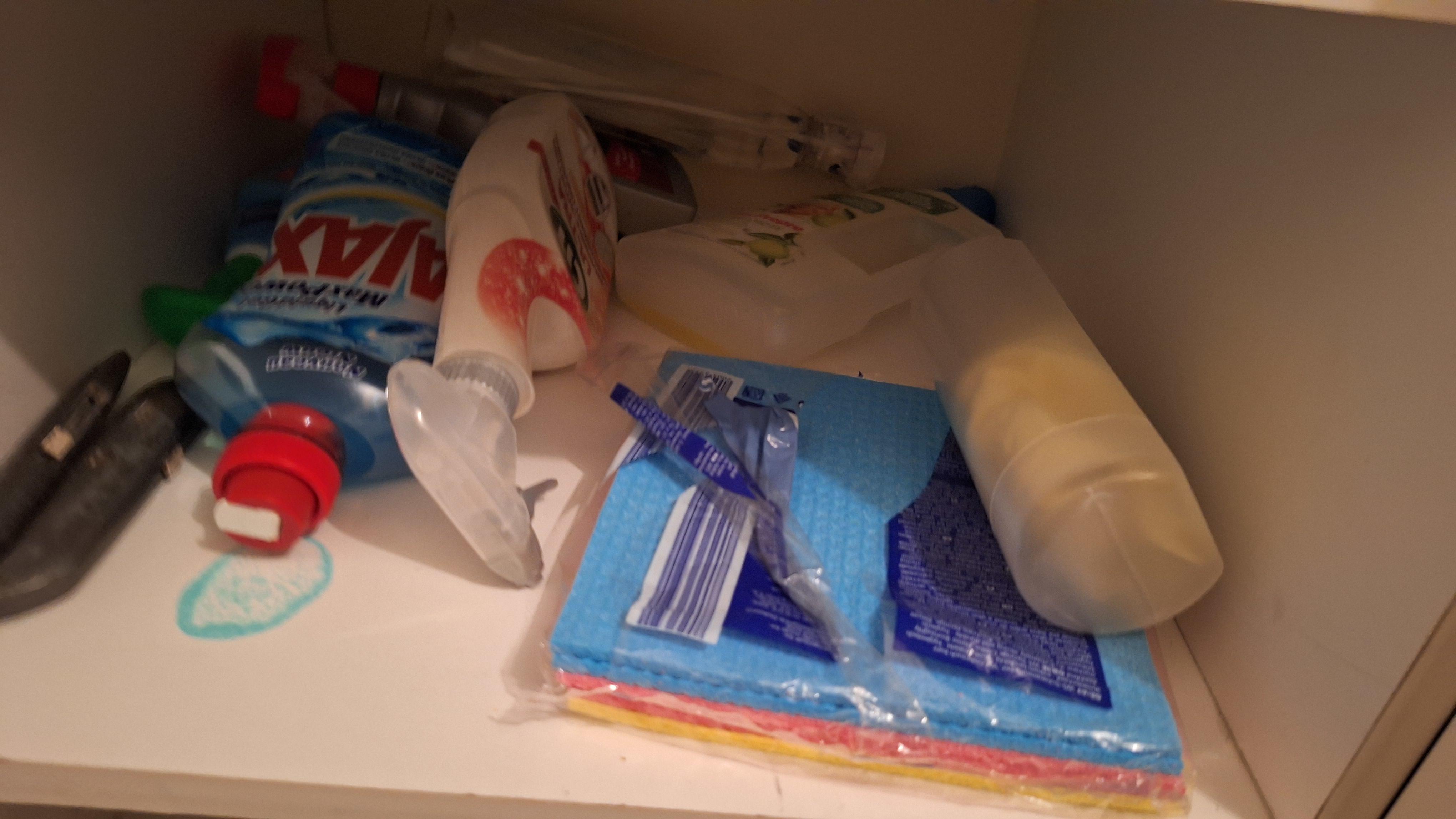 Inhoud van een linnenkast – foto 2 – kavel bij Goeiendeal, Houthalen-Helchteren