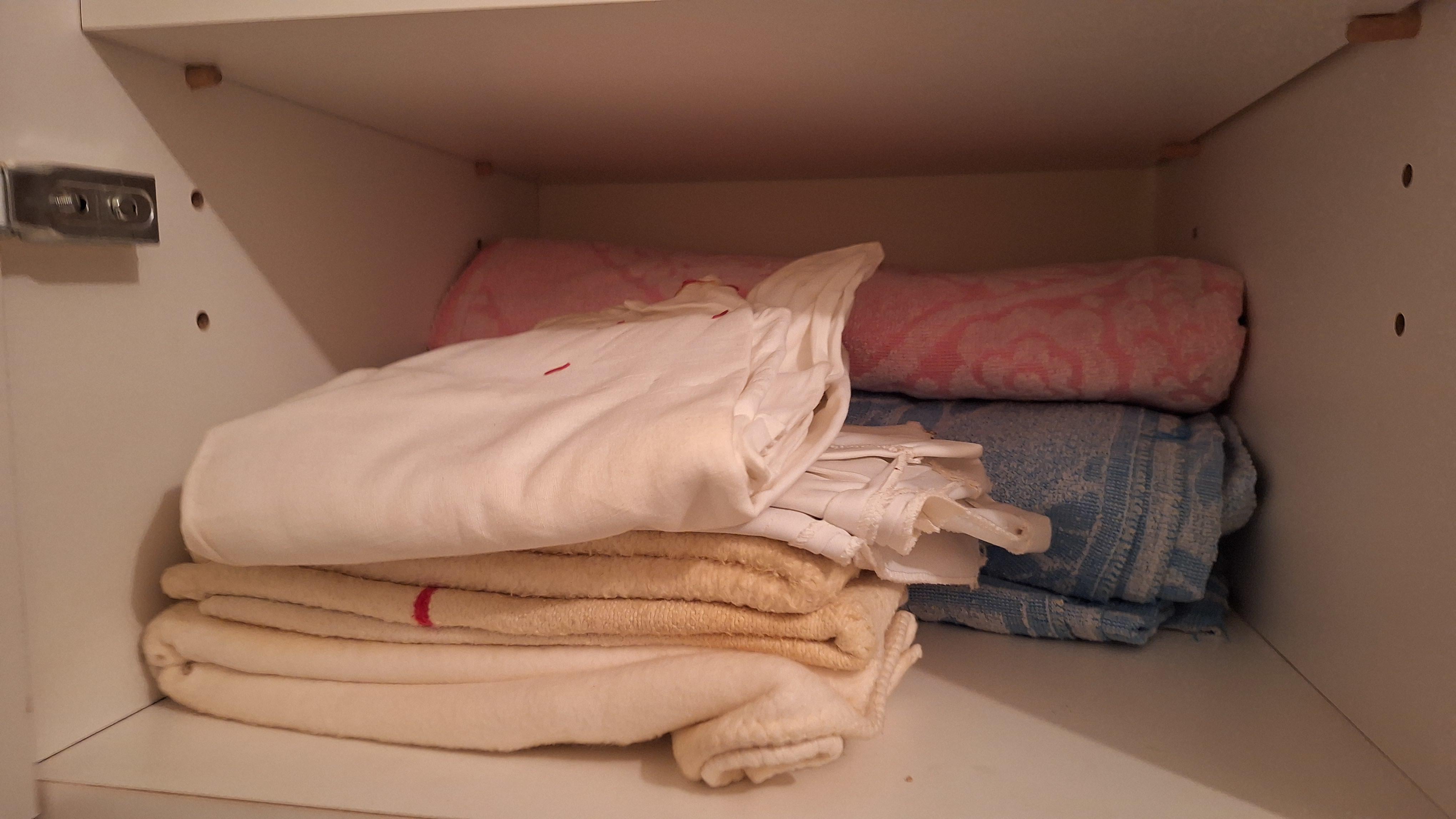 Inhoud van een linnenkast – foto 4 – kavel bij Goeiendeal, Houthalen-Helchteren