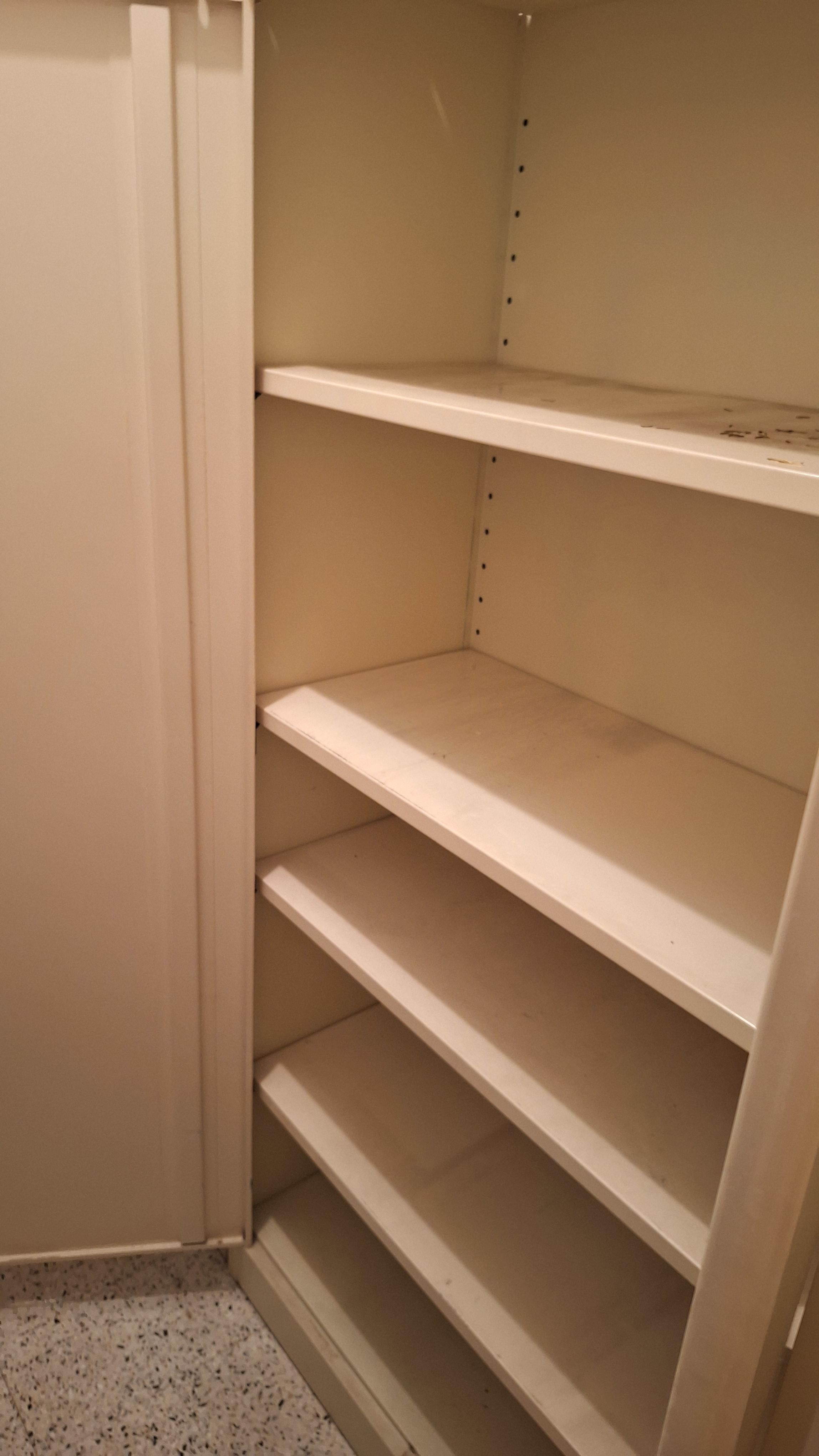 Set van twee beige tweedeurs Metalen archiefkasten voorzien van verzonken handgrepen – foto 2 – kavel bij Goeiendeal, Houthalen-Helchteren