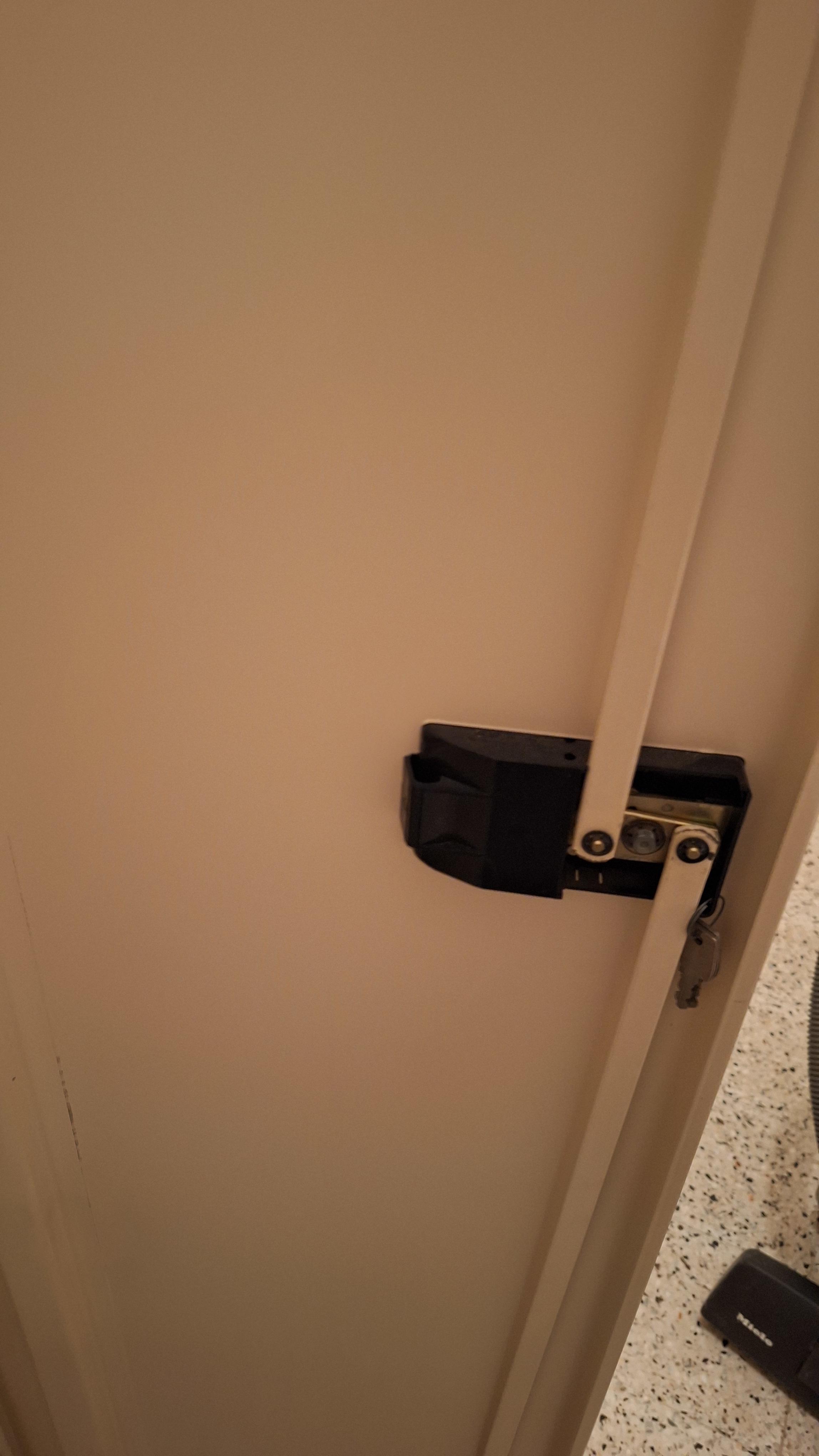 Set van twee beige tweedeurs Metalen archiefkasten voorzien van verzonken handgrepen – foto 3 – kavel bij Goeiendeal, Houthalen-Helchteren