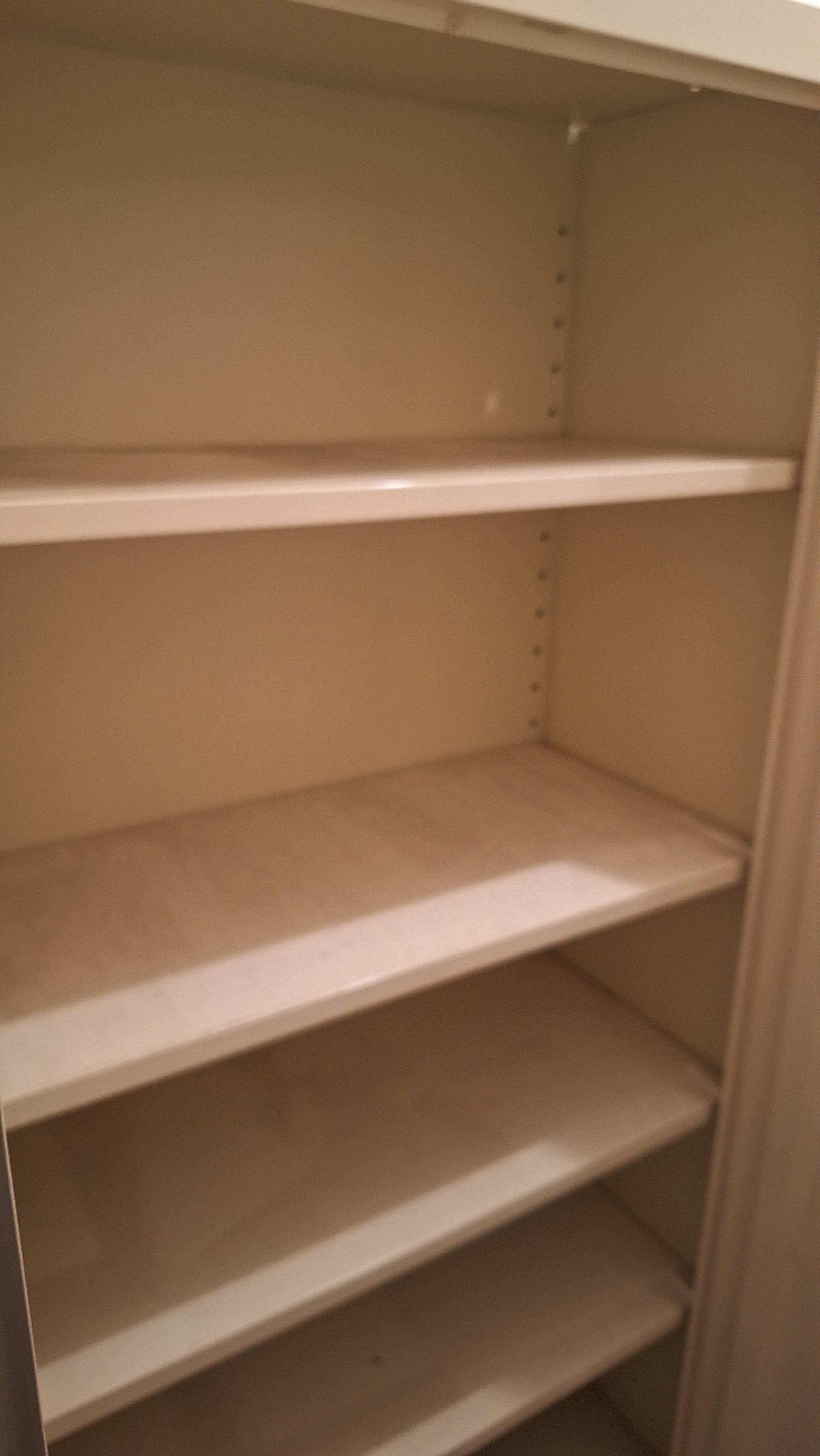 Set van twee beige tweedeurs Metalen archiefkasten voorzien van verzonken handgrepen – foto 4 – kavel bij Goeiendeal, Houthalen-Helchteren
