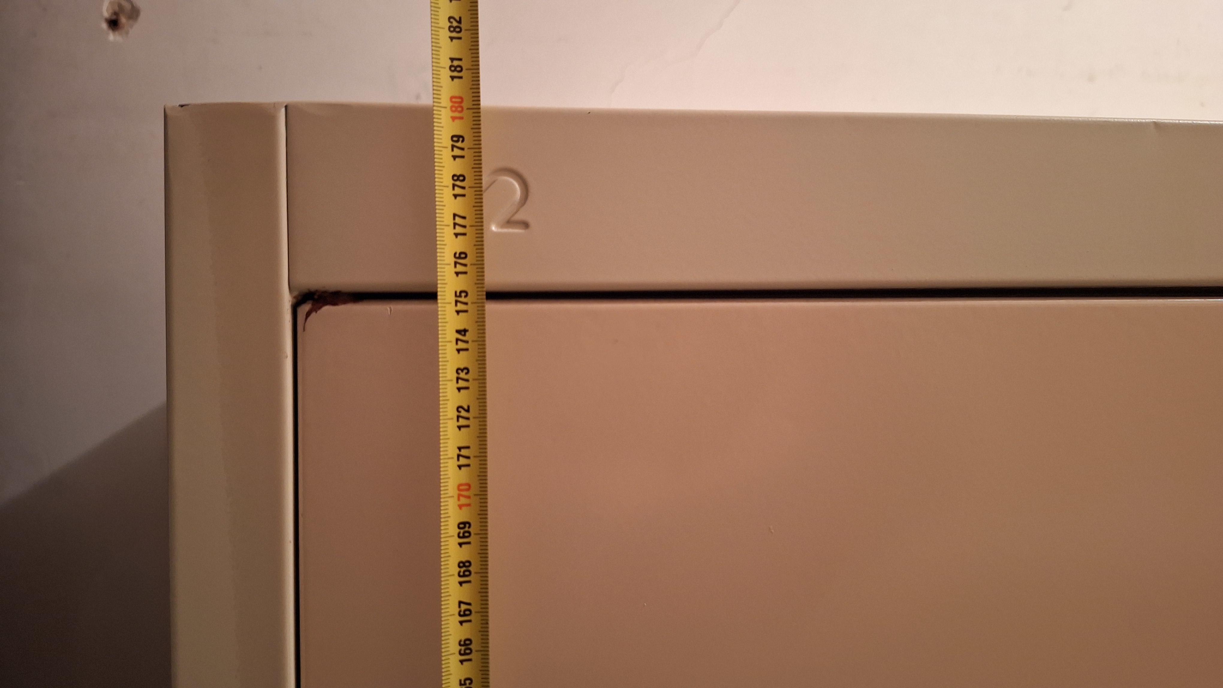 Set van twee beige tweedeurs Metalen archiefkasten voorzien van verzonken handgrepen – foto 6 – kavel bij Goeiendeal, Houthalen-Helchteren