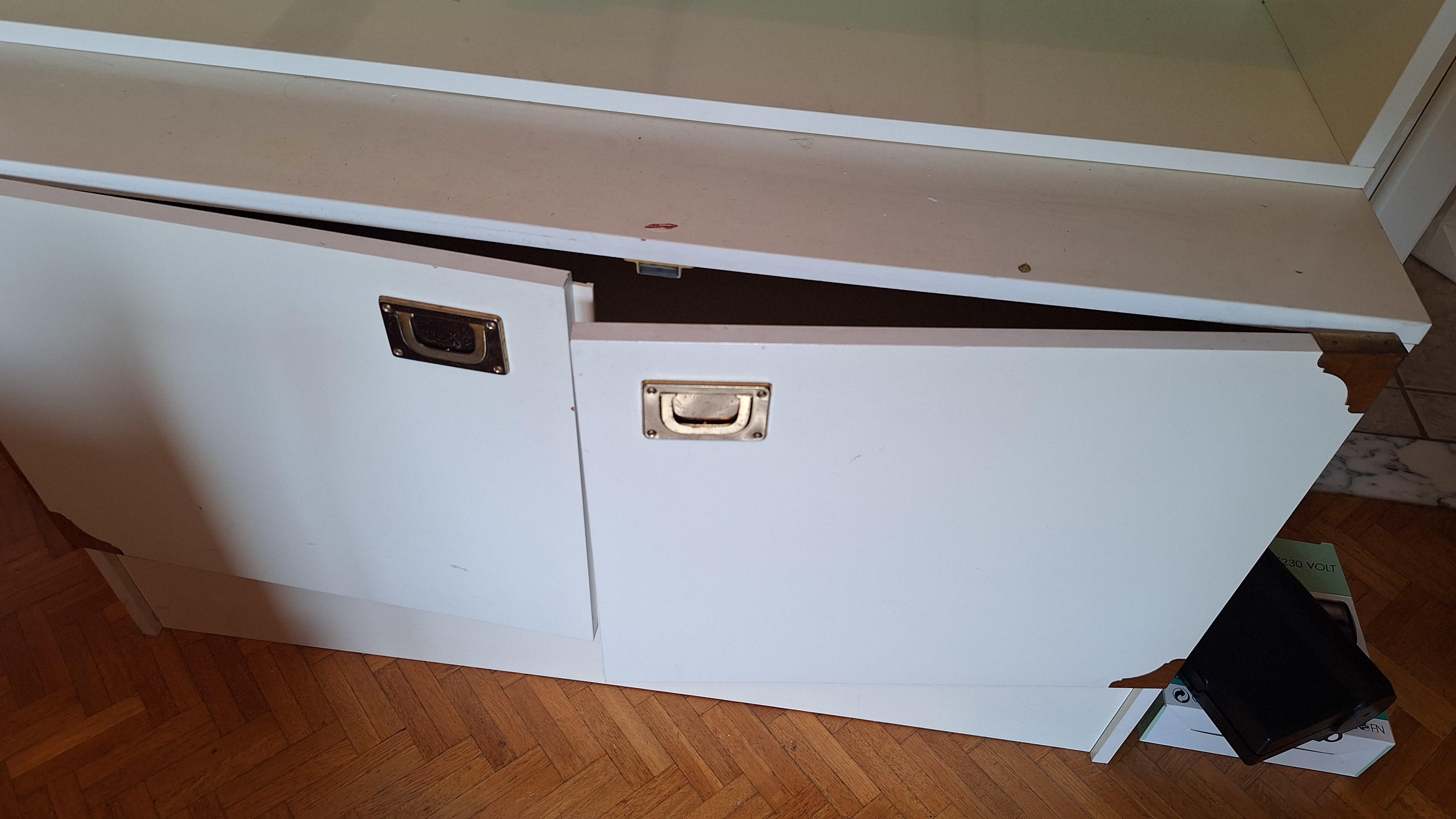 Witte wandkast met twee openslaande deuren aan de bovenzijde, open schappen en een onderkast met twee deuren – foto 2 – kavel bij Goeiendeal, Houthalen-Helchteren