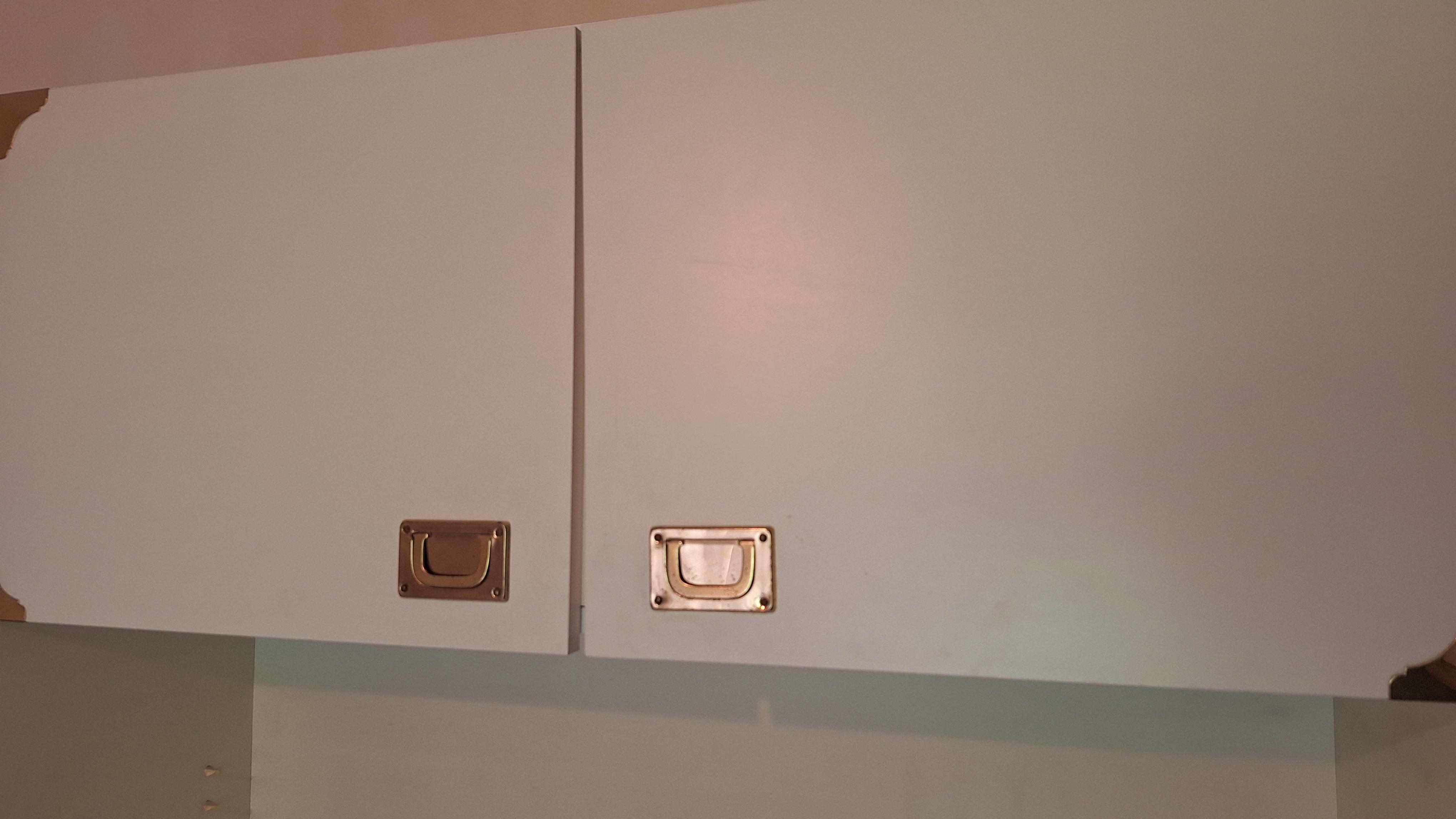 Witte wandkast met twee openslaande deuren aan de bovenzijde, open schappen en een onderkast met twee deuren – foto 3 – kavel bij Goeiendeal, Houthalen-Helchteren