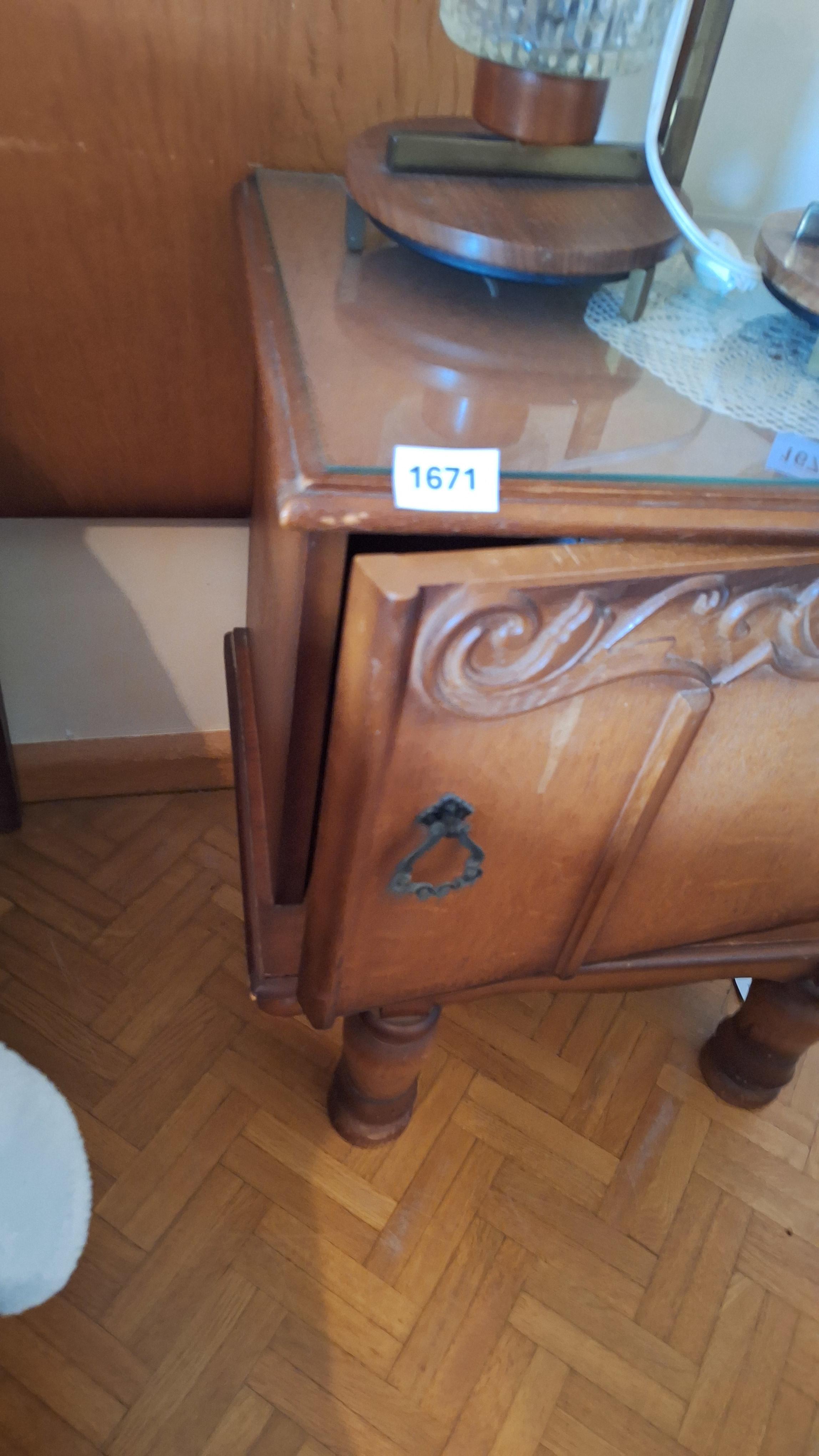 Klassiek nachtkastje met een glazen top en een klapdeur voorzien van houtsnijwerk – foto 2 – kavel bij Goeiendeal, Houthalen-Helchteren