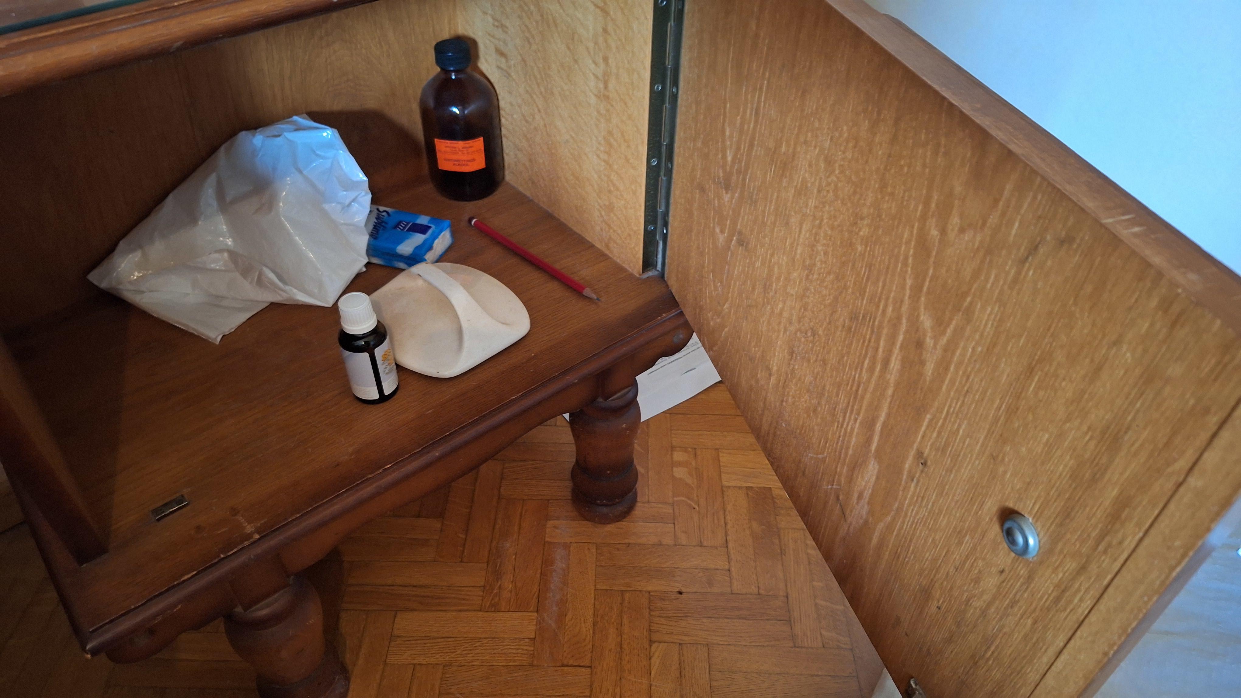 Klassiek nachtkastje met een glazen top en een klapdeur voorzien van houtsnijwerk – foto 4 – kavel bij Goeiendeal, Houthalen-Helchteren