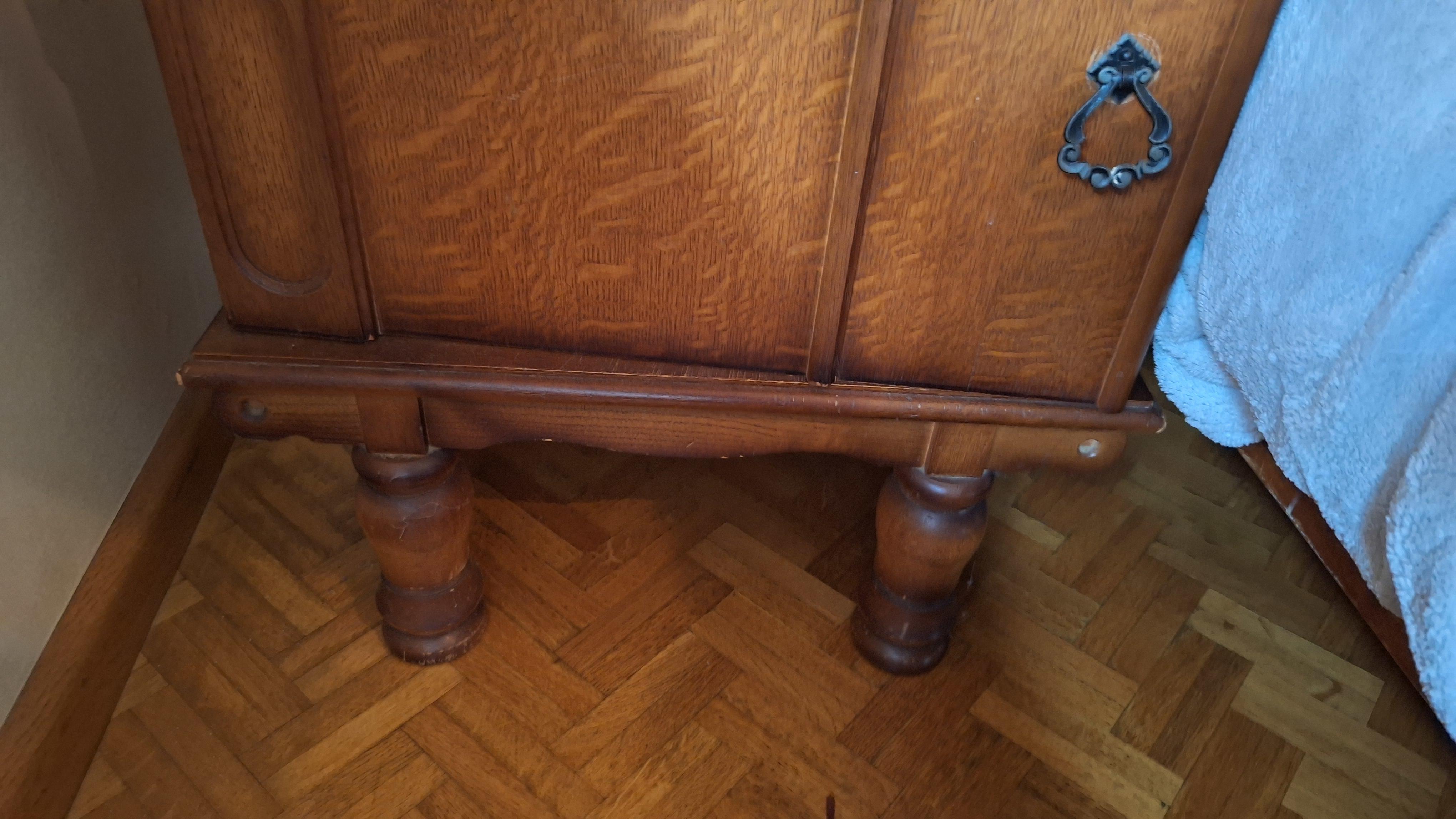 Klassiek nachtkastje met een glazen top en een klapdeur met sierlijk snijwerk – foto 2 – kavel bij Goeiendeal, Houthalen-Helchteren