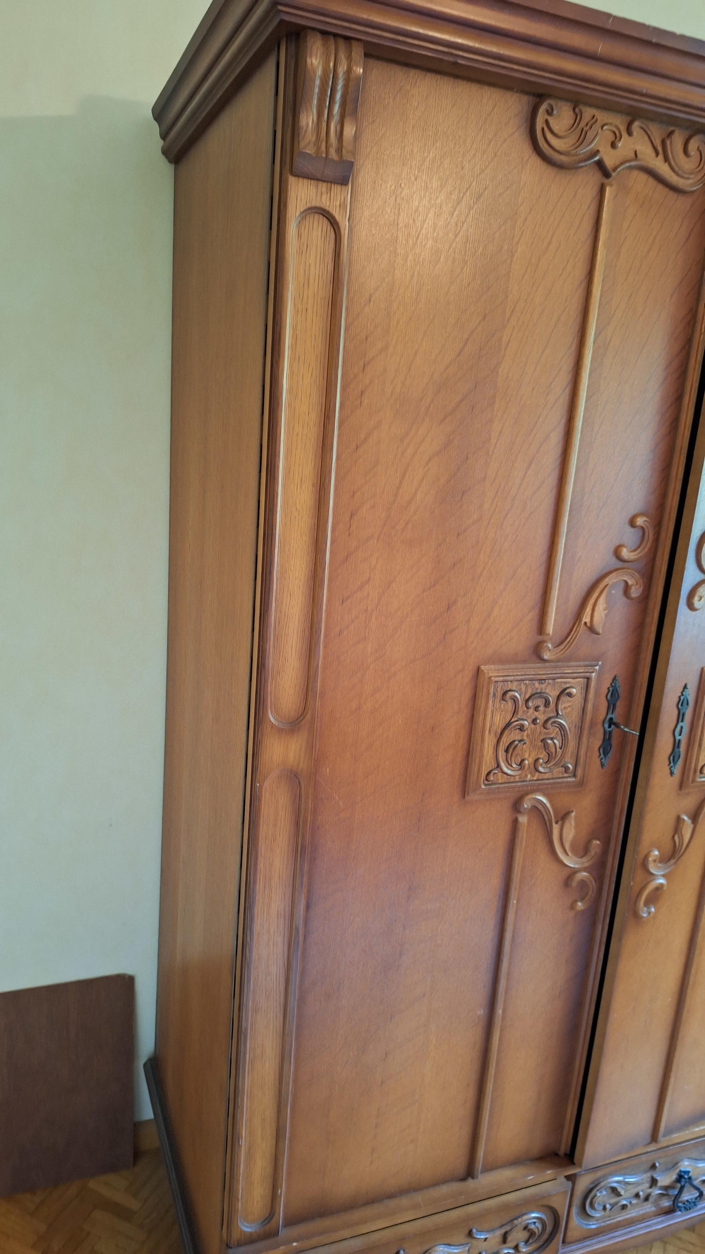 Grote vierdeurs kledingkast met houtsnijwerk en drie onderladen – foto 4 – kavel bij Goeiendeal, Houthalen-Helchteren