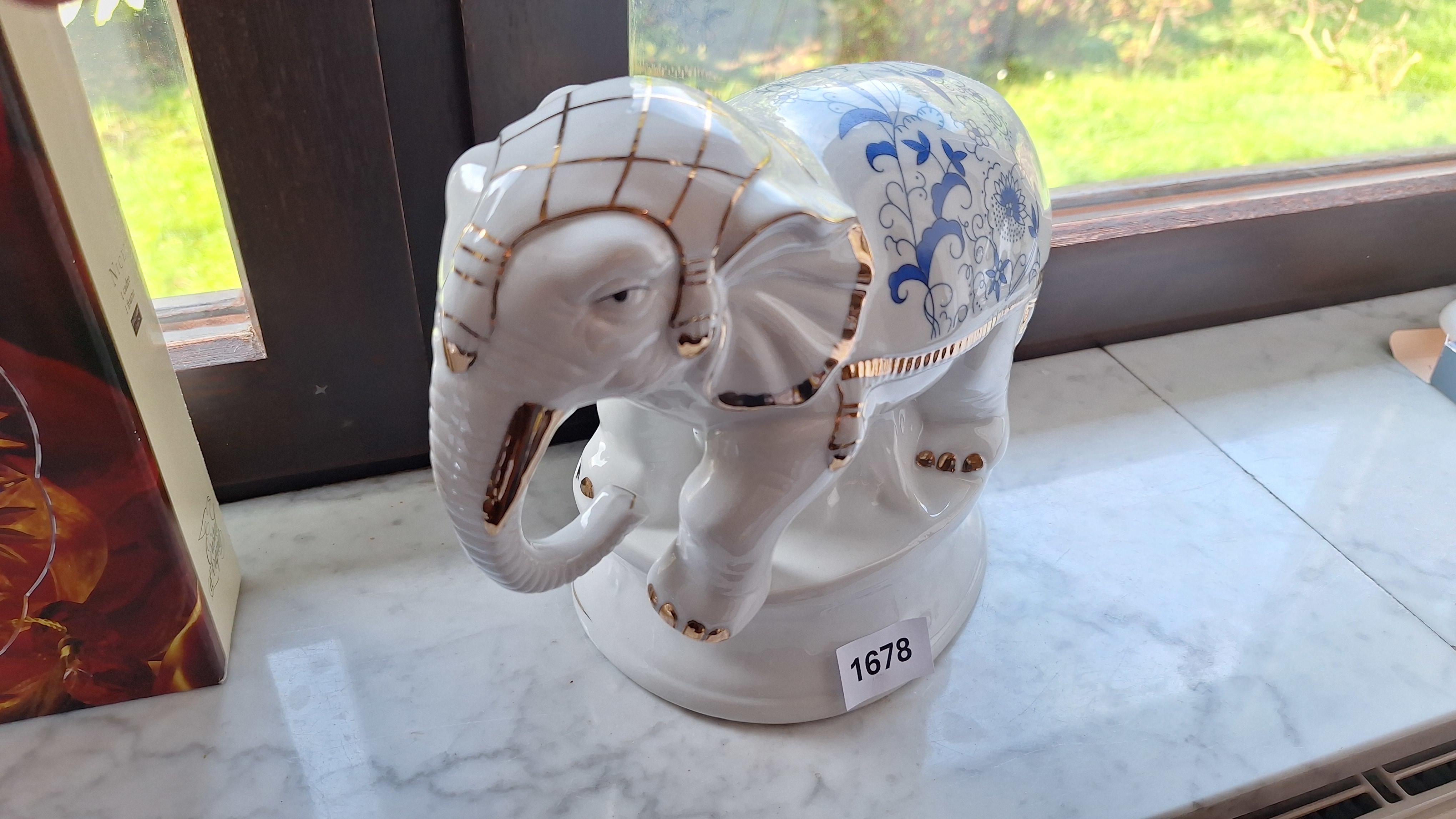 Porseleinen beeldje van een olifant met blauwe bloemmotieven en goudkleurige details – foto 2 – kavel bij Goeiendeal, Houthalen-Helchteren