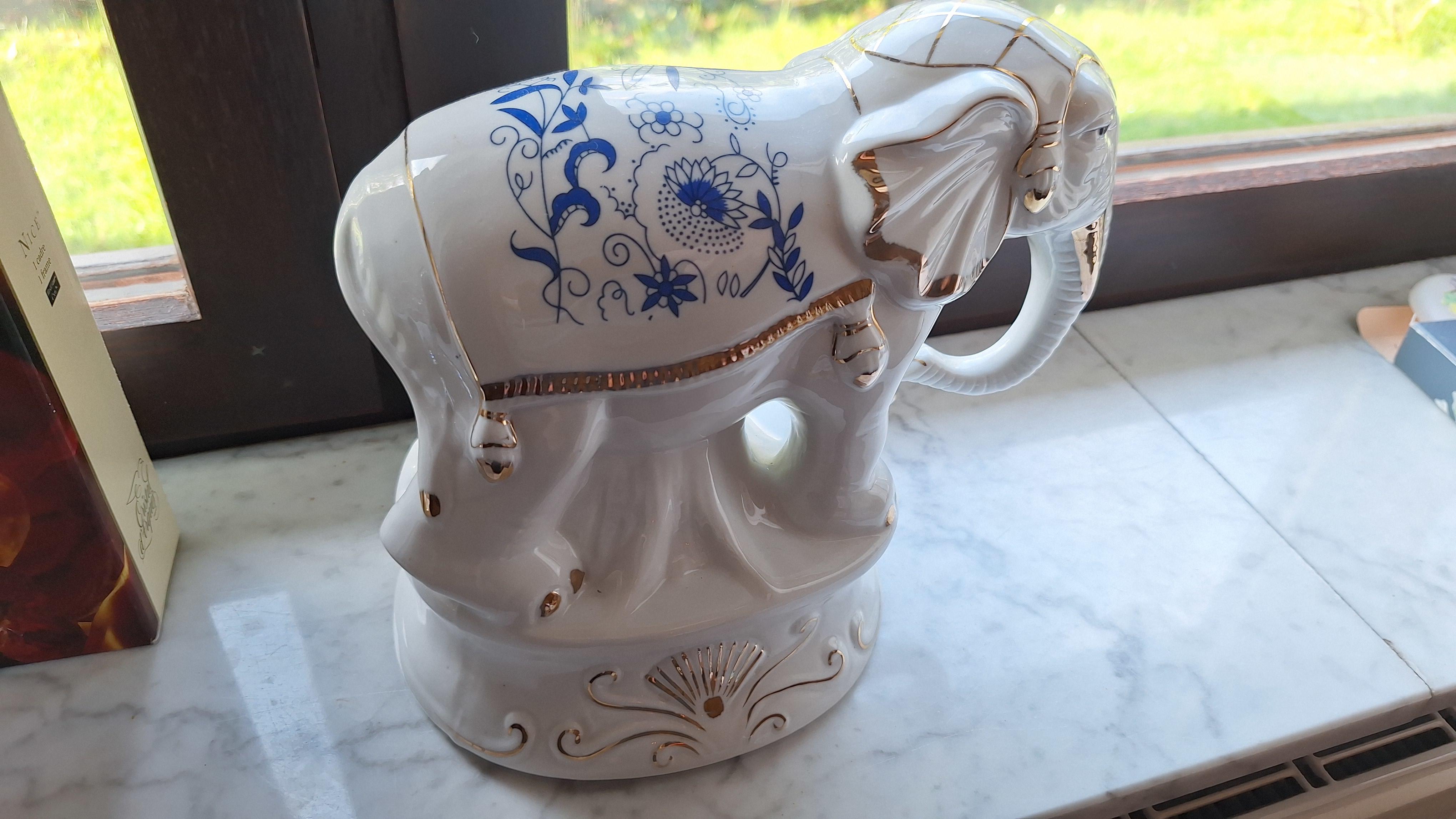 Porseleinen beeldje van een olifant met blauwe bloemmotieven en goudkleurige details – foto 3 – kavel bij Goeiendeal, Houthalen-Helchteren
