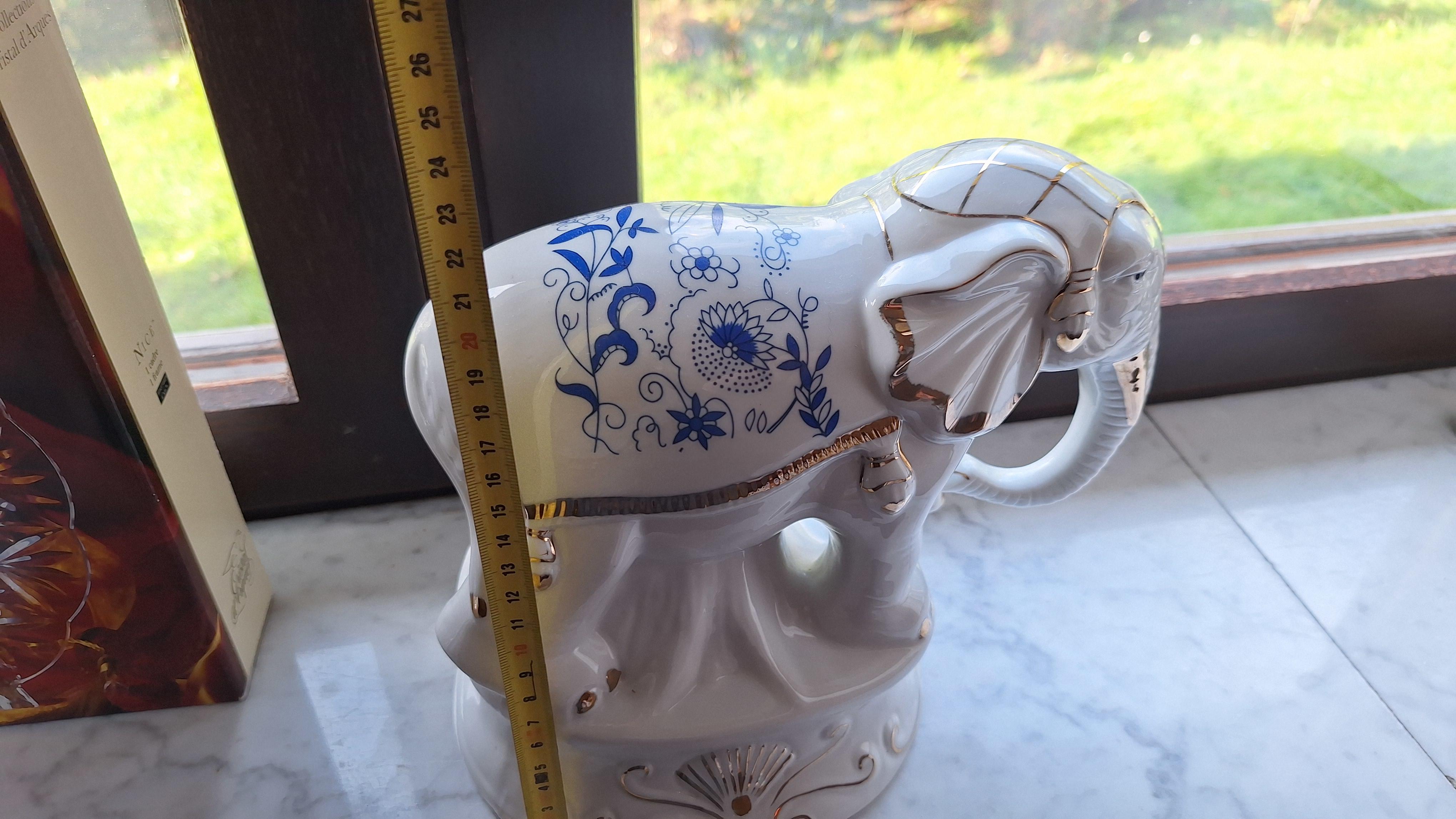 Porseleinen beeldje van een olifant met blauwe bloemmotieven en goudkleurige details – foto 4 – kavel bij Goeiendeal, Houthalen-Helchteren