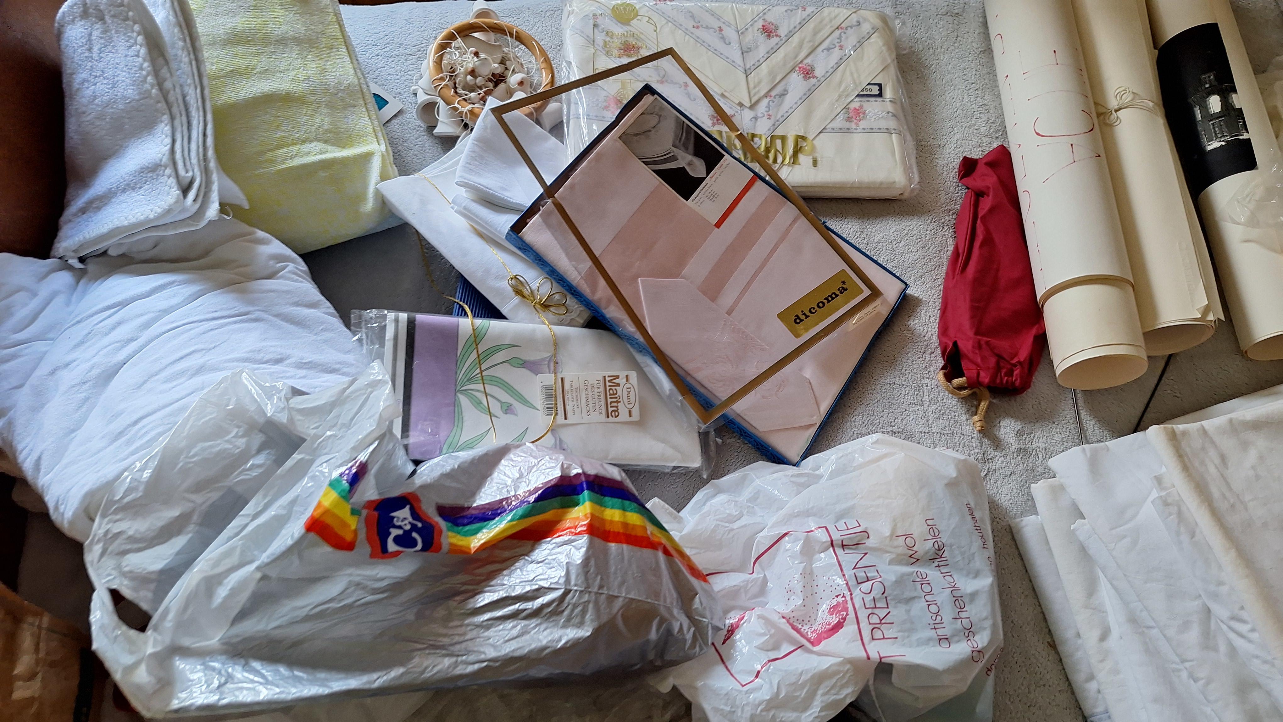Uitgebreide collectie bedlinnen en tafeltextiel waaronder lakens, kussenslopen en rollen stof – foto 2 – kavel bij Goeiendeal, Houthalen-Helchteren