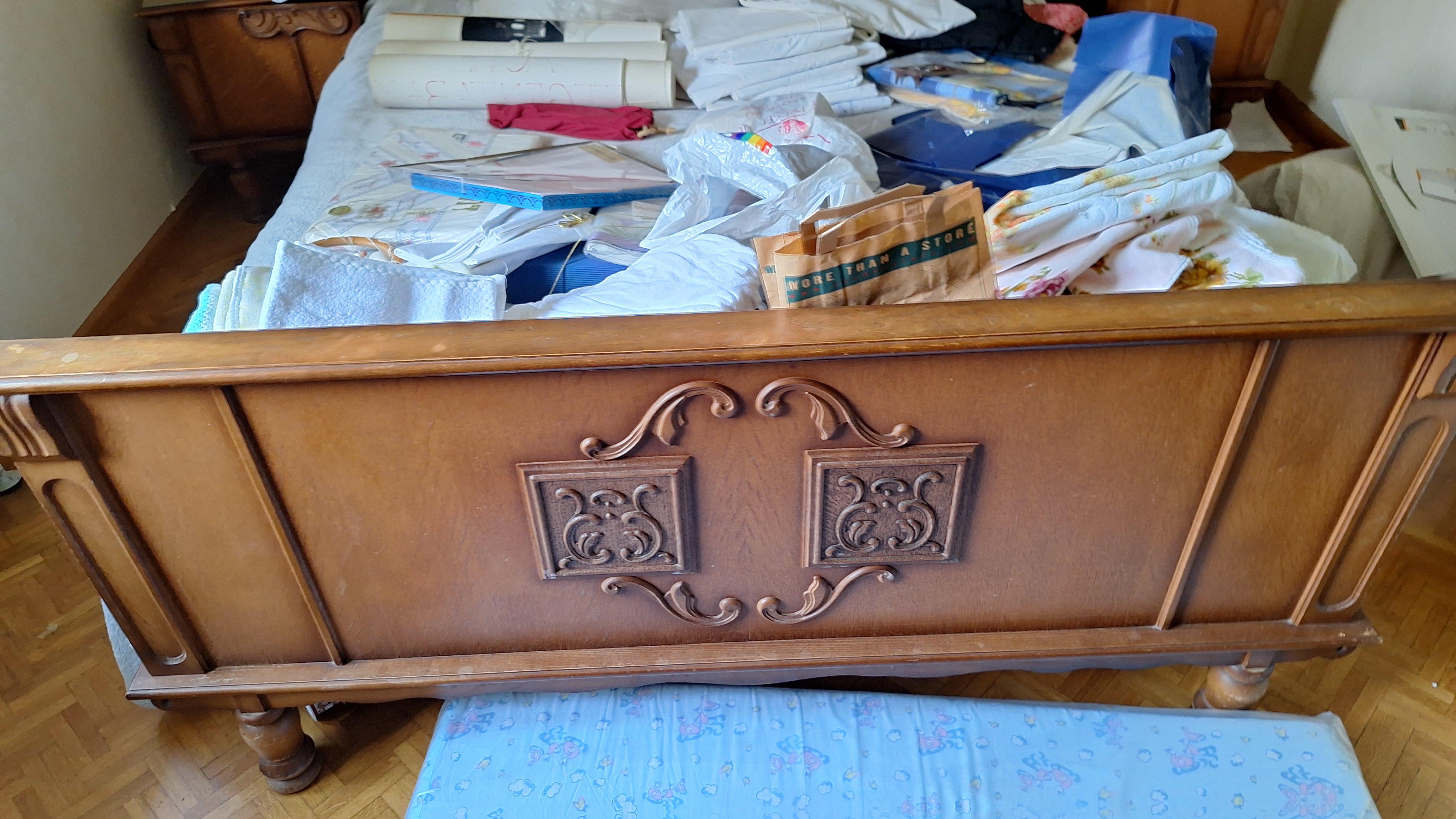 Klassiek tweepersoonsbed met gedecoreerd hoofd-en voeteneinde met lattenbodem en matras – foto 2 – kavel bij Goeiendeal, Houthalen-Helchteren