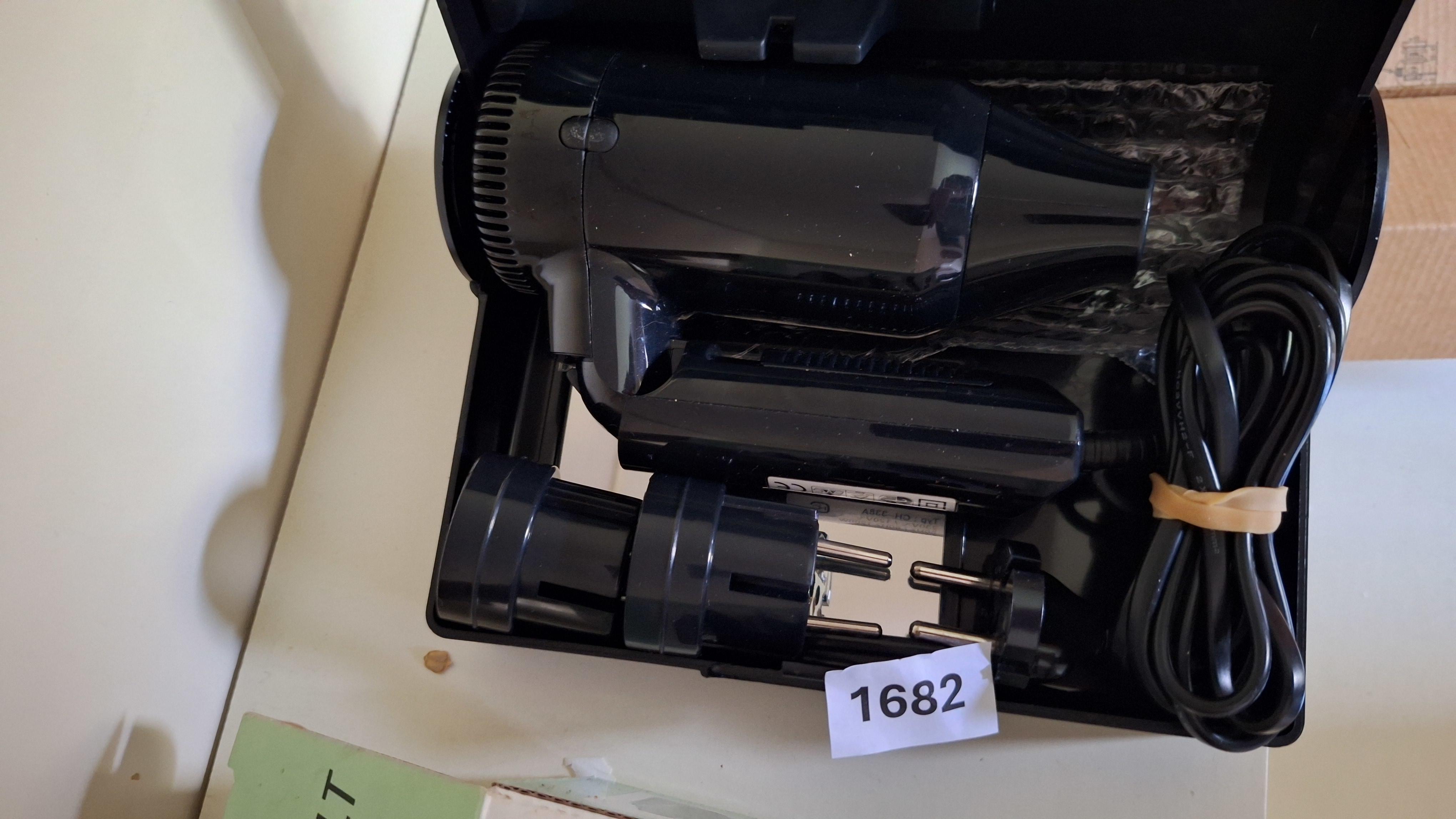 Zwarte reishaardroger met inklapbare handgreep in bijbehorende cassette van het merk Privileg – foto 2 – kavel bij Goeiendeal, Houthalen-Helchteren