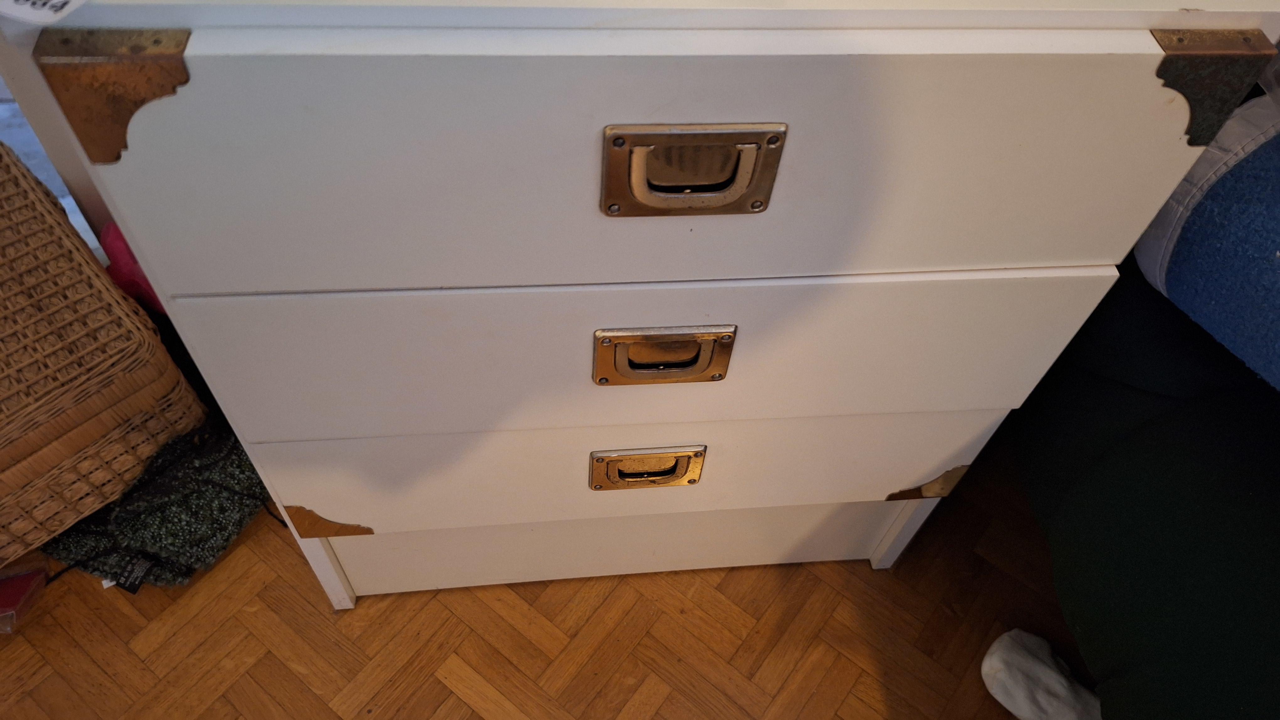 Witte ladekast voorzien van drie diepe laden met verzonken goudkleurige handgrepen en hoekbeschermers – foto 2 – kavel bij Goeiendeal, Houthalen-Helchteren