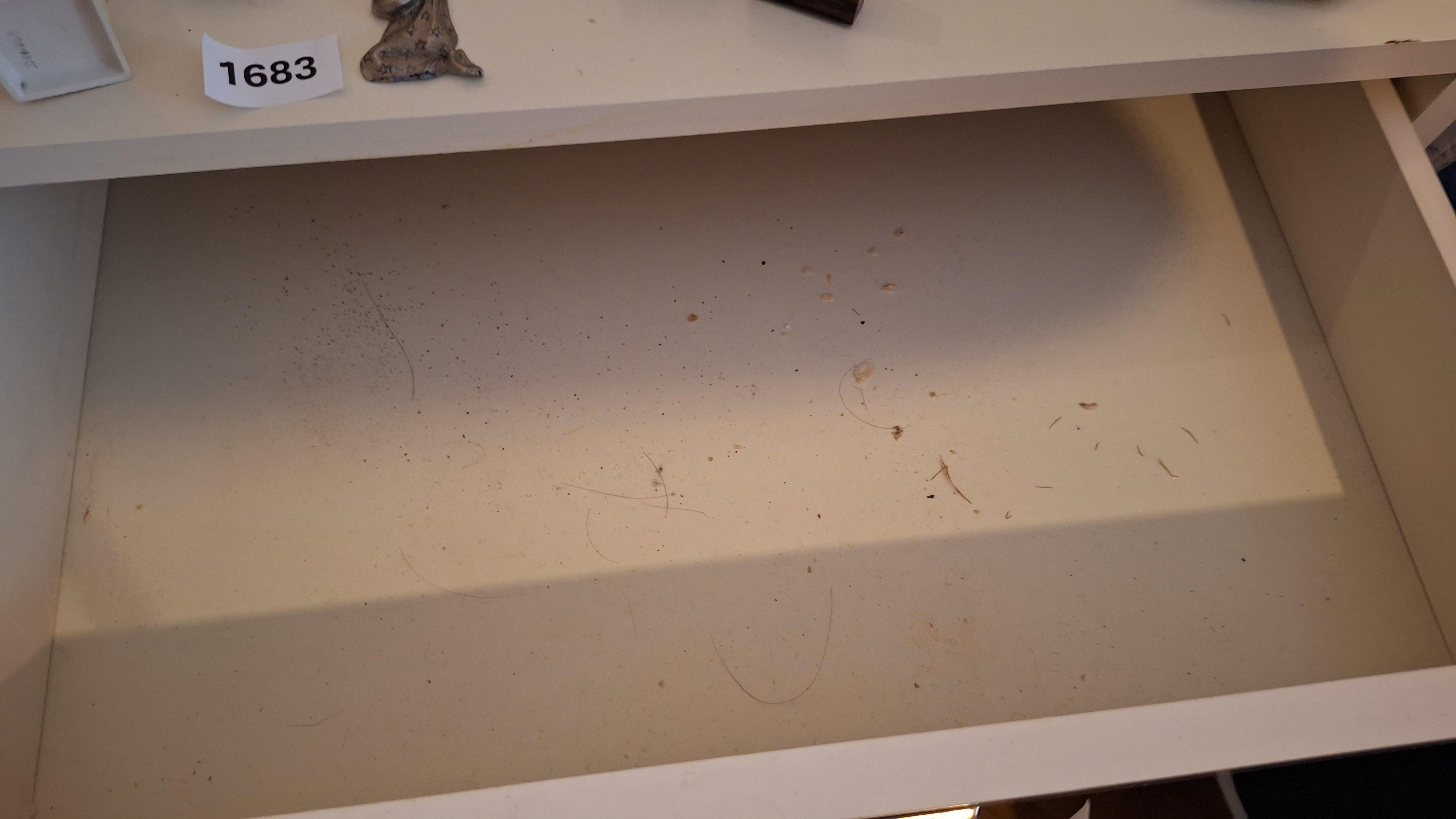 Witte ladekast voorzien van drie diepe laden met verzonken goudkleurige handgrepen en hoekbeschermers – foto 3 – kavel bij Goeiendeal, Houthalen-Helchteren