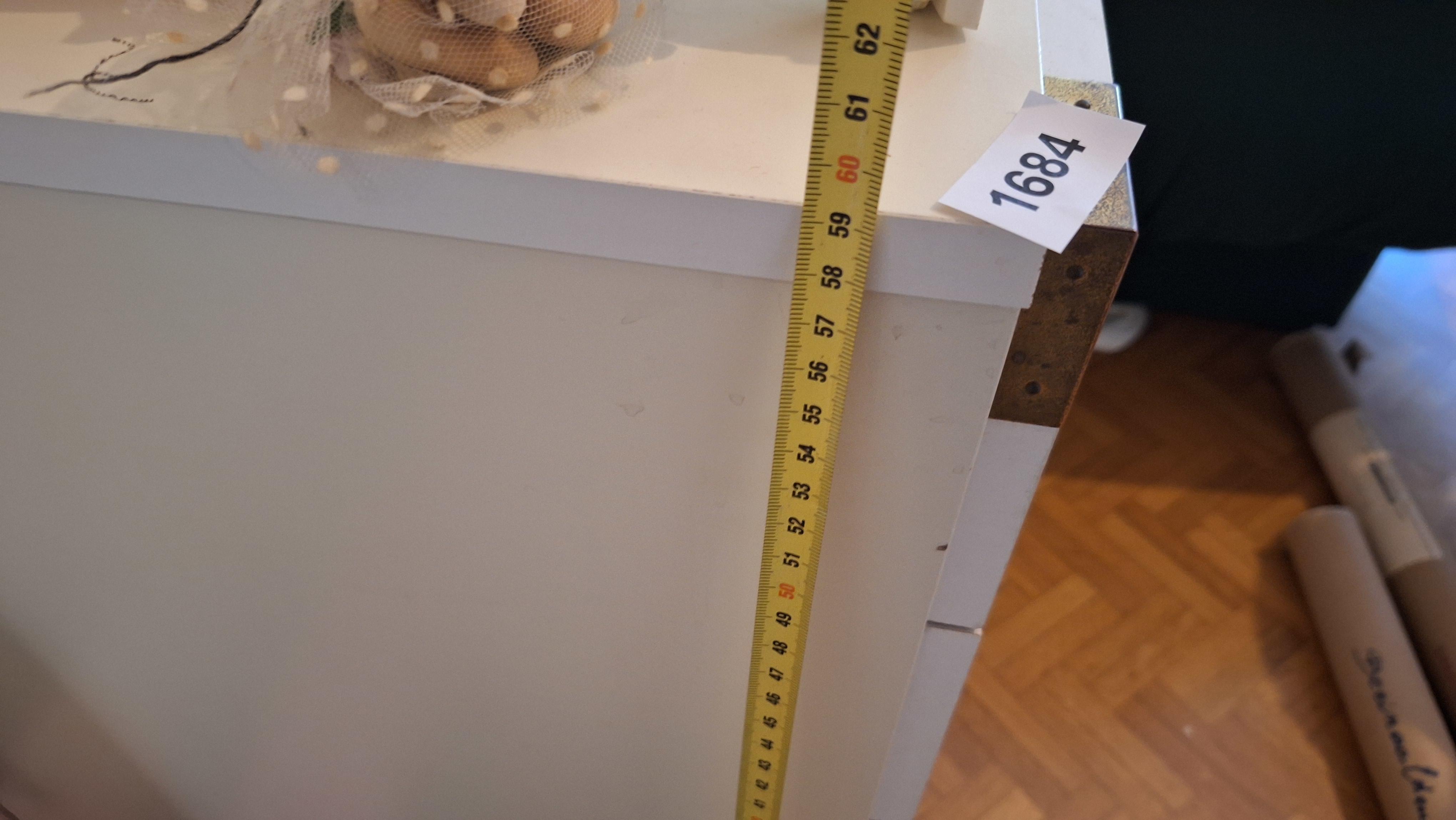 Witte ladekast voorzien van drie diepe laden met verzonken goudkleurige handgrepen en hoekbeschermers – foto 4 – kavel bij Goeiendeal, Houthalen-Helchteren