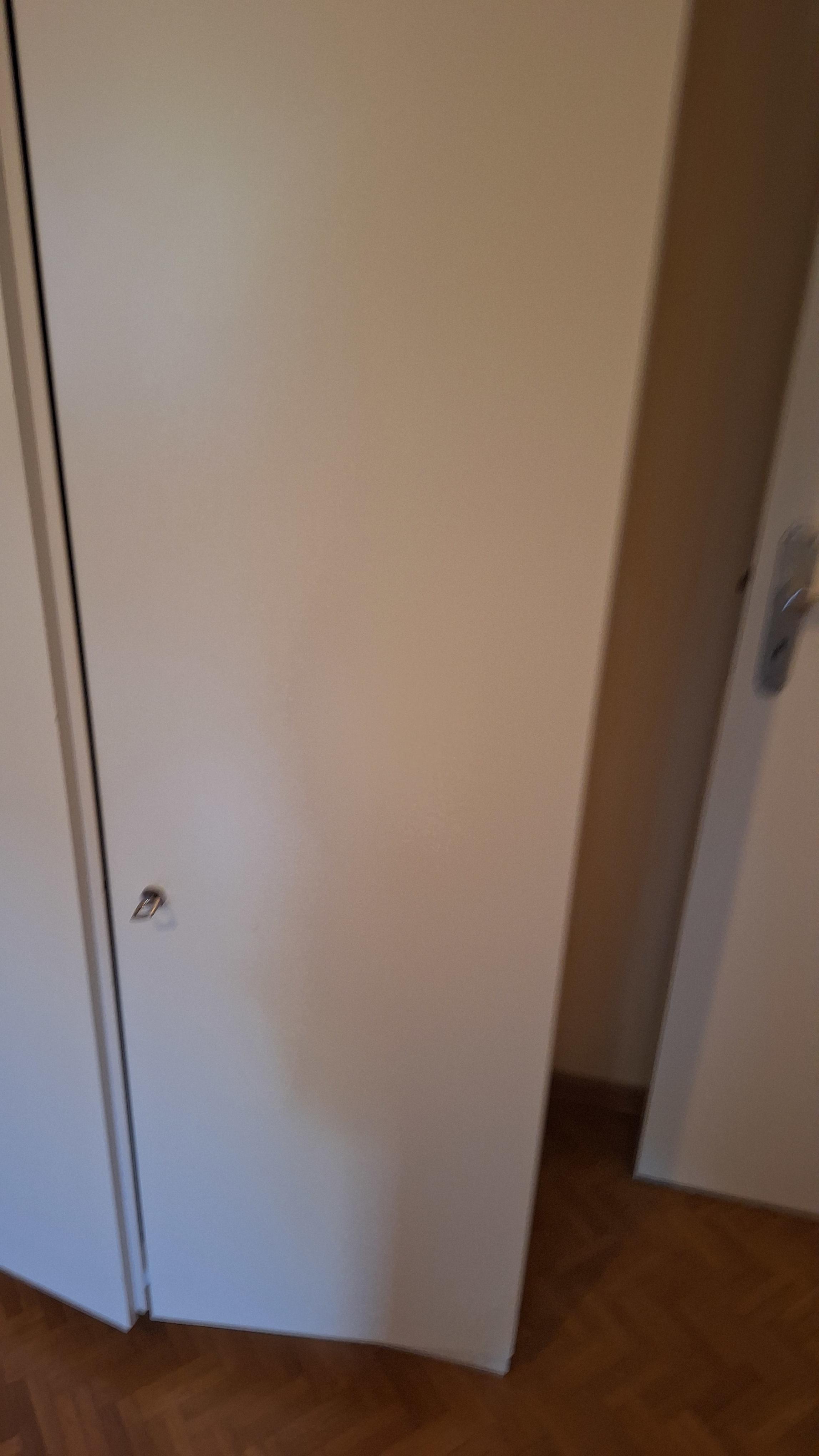 Witte vierdeurs kledingkast met strakke deuren en subtiele handgrepen – foto 2 – kavel bij Goeiendeal, Houthalen-Helchteren