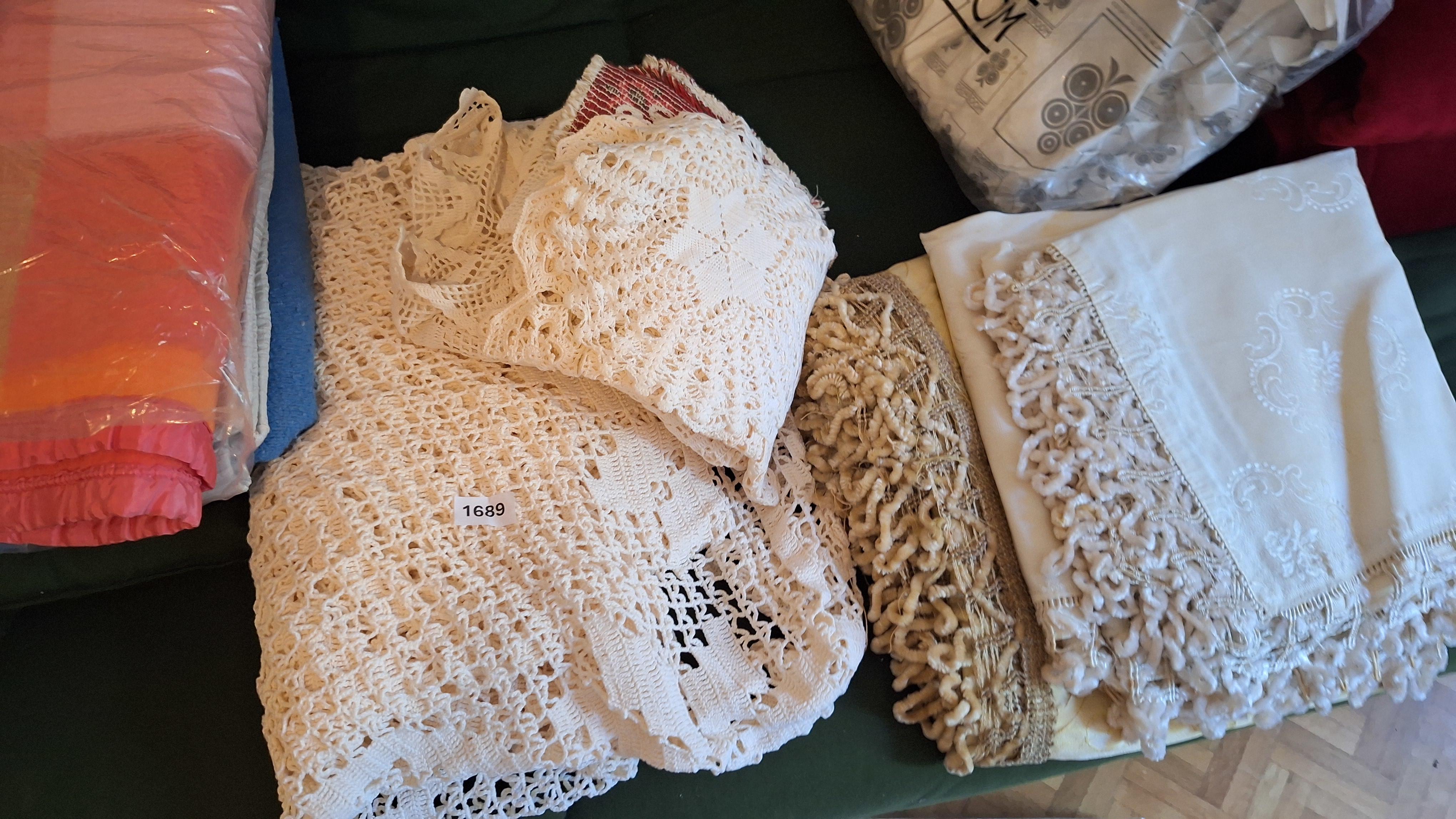 Grote partij huishoudtextiel waaronder diverse spreien, gehaakte lakens en dekens – foto 2 – kavel bij Goeiendeal, Houthalen-Helchteren