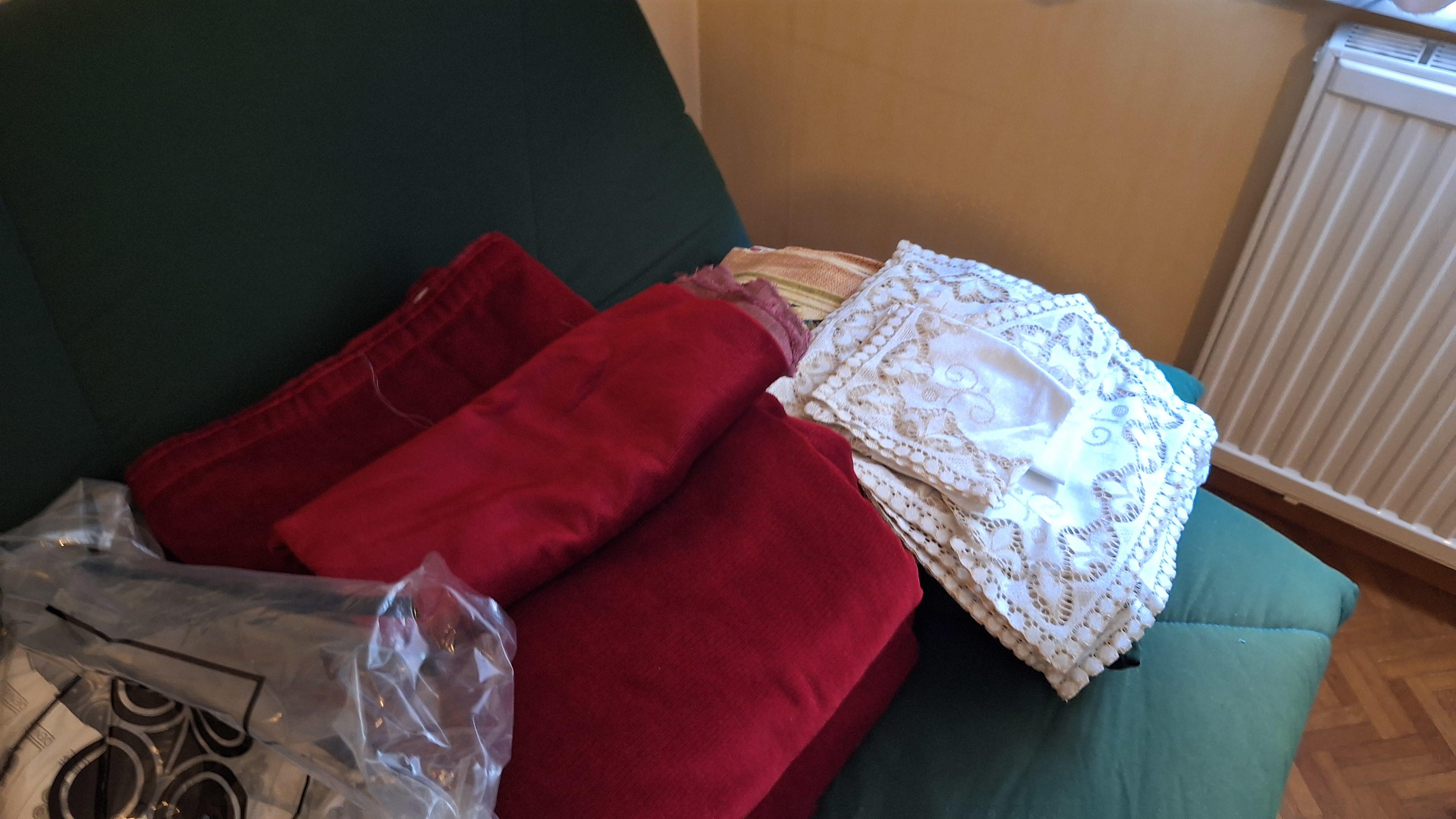 Grote partij huishoudtextiel waaronder diverse spreien, gehaakte lakens en dekens – foto 3 – kavel bij Goeiendeal, Houthalen-Helchteren