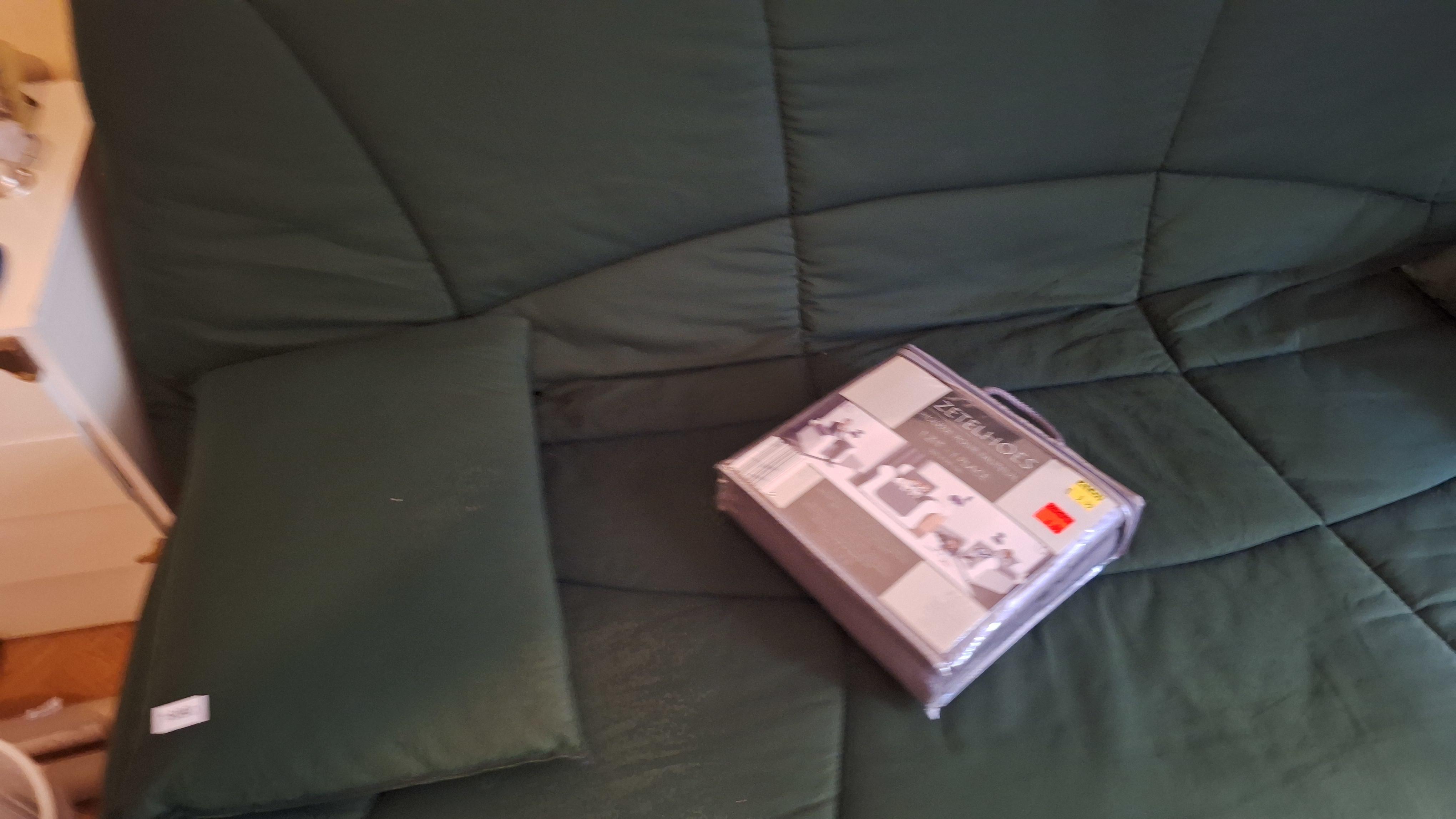 Comfortabele driezitsbank in een donkergroene bekleding, inclusief twee bijbehorende kussens en een losse zetelhoes – foto 2 – kavel bij Goeiendeal, Houthalen-Helchteren