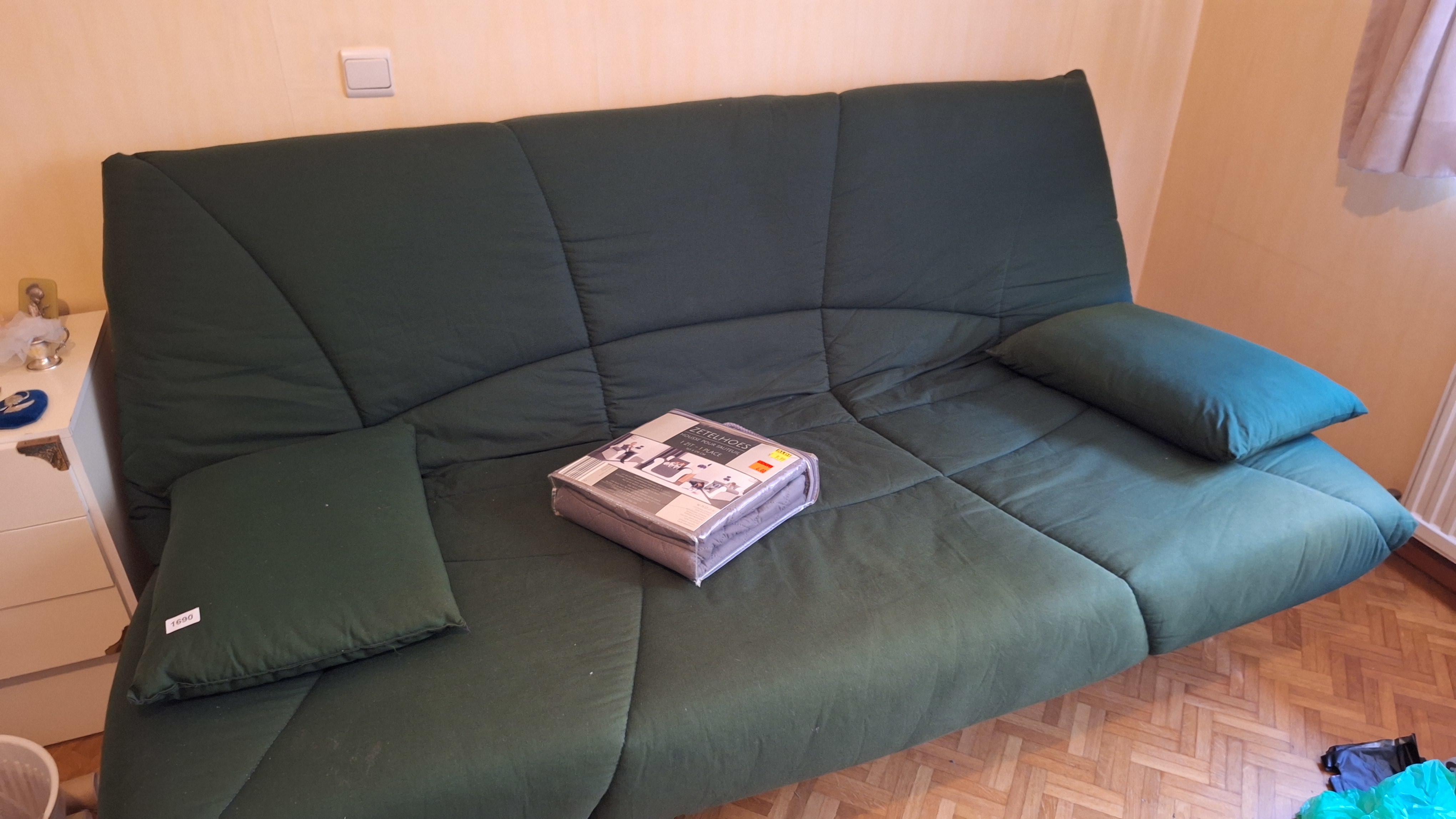 Comfortabele driezitsbank in een donkergroene bekleding, inclusief twee bijbehorende kussens en een losse zetelhoes – foto 3 – kavel bij Goeiendeal, Houthalen-Helchteren