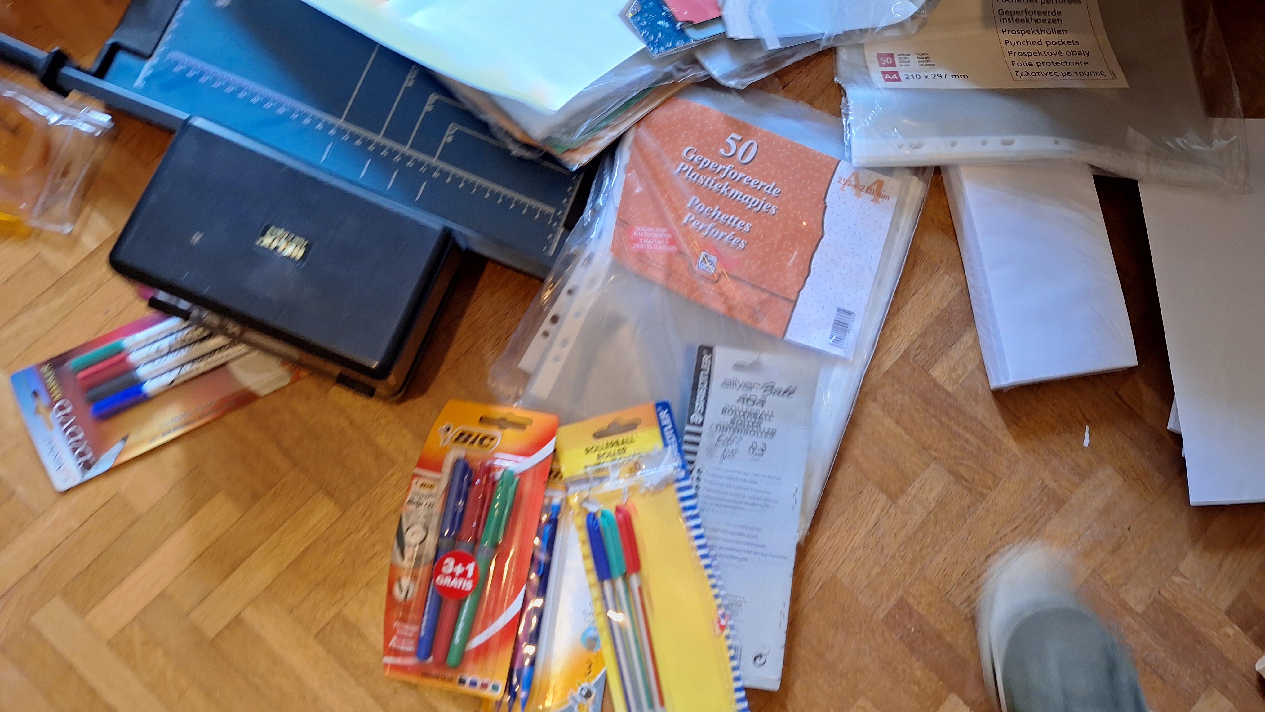 Grote partij diverse kantoorbenodigdheden waaronder organizers, schrijfwaren van BIC en fotopapier van Sihl Inkjet – foto 2 – kavel bij Goeiendeal, Houthalen-Helchteren