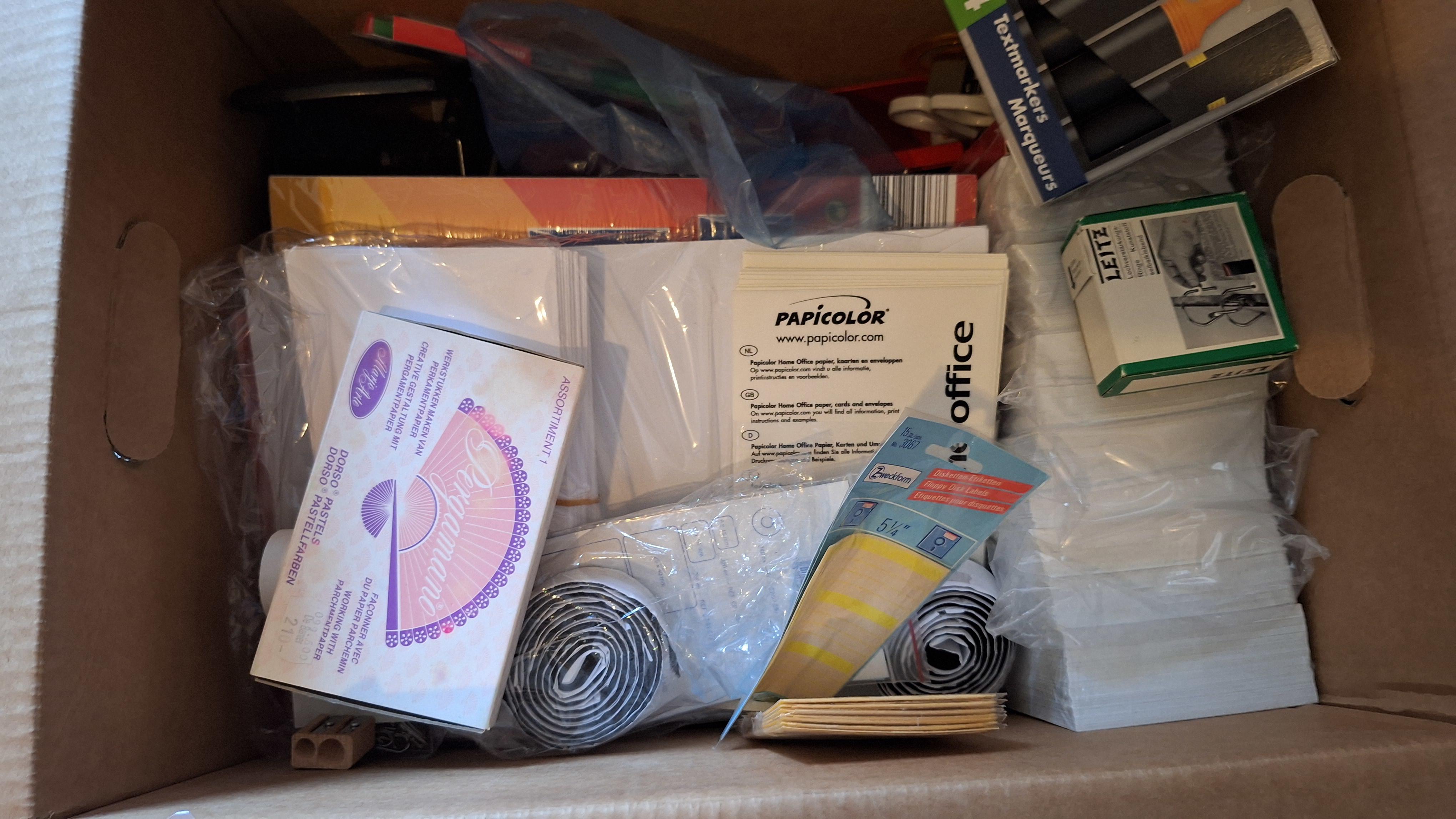 Grote partij diverse kantoorbenodigdheden waaronder organizers, schrijfwaren van BIC en fotopapier van Sihl Inkjet – foto 4 – kavel bij Goeiendeal, Houthalen-Helchteren