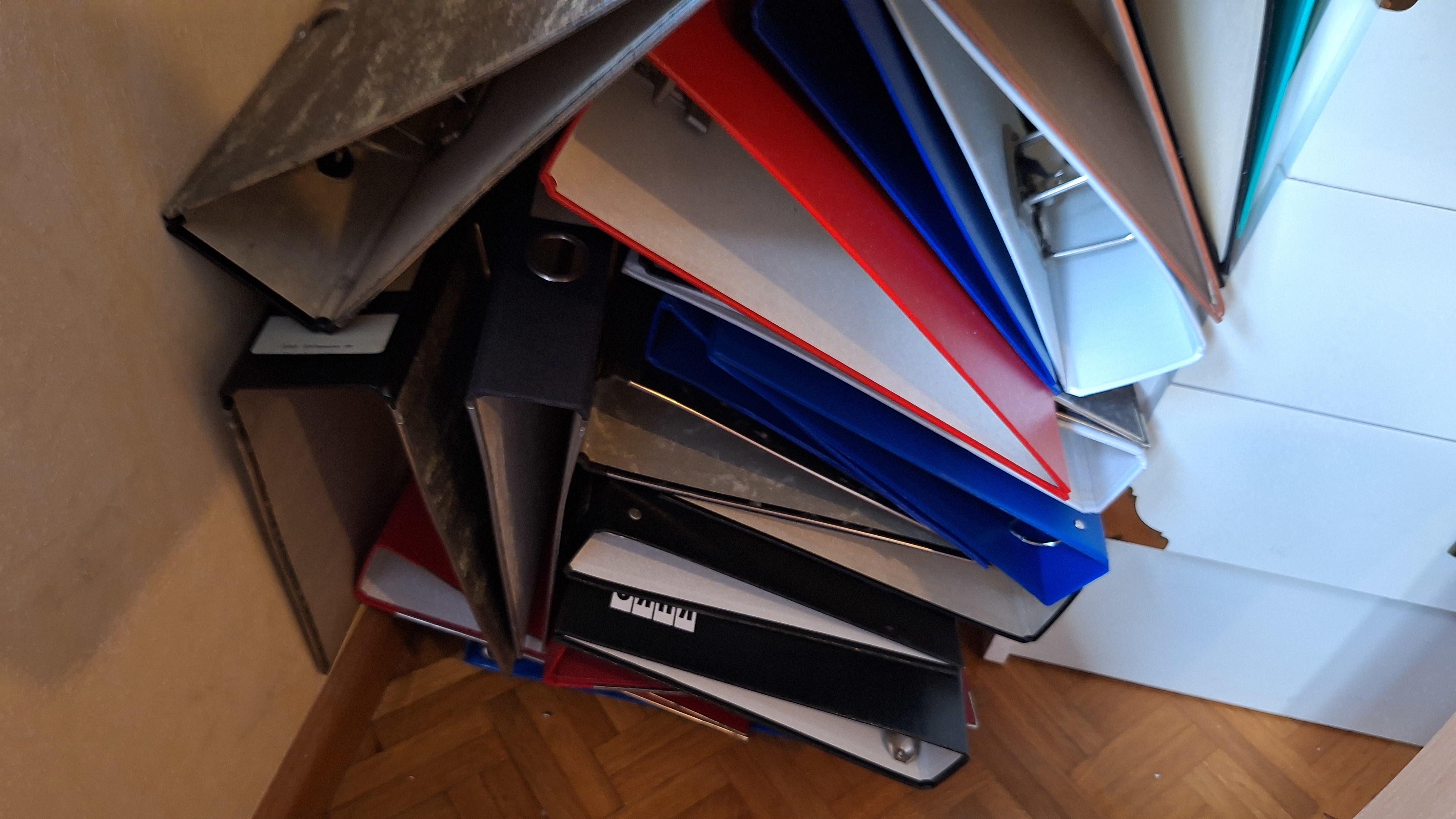 Stapel diverse gekleurde ordners en ringmappen – foto 2 – kavel bij Goeiendeal, Houthalen-Helchteren