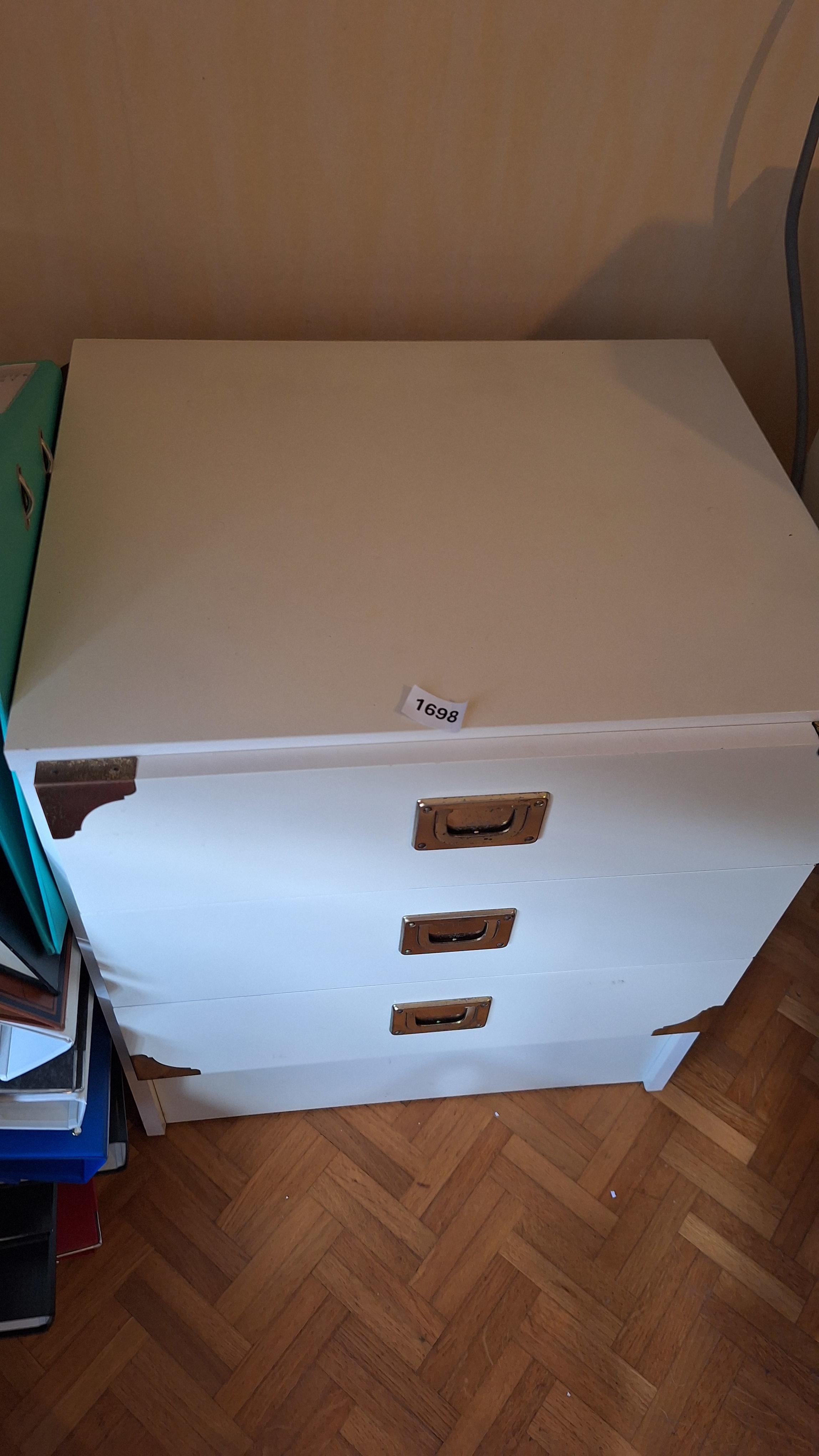 Witte ladekast met drie laden en goudkleurige hoekbeschermers – foto 2 – kavel bij Goeiendeal, Houthalen-Helchteren