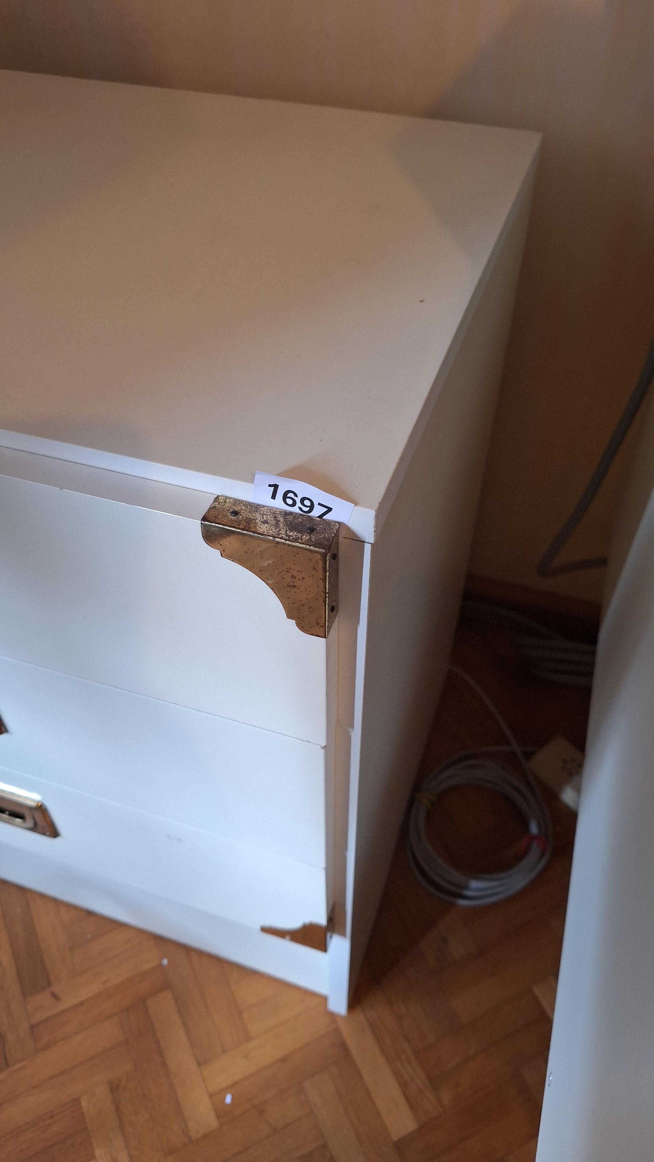 Witte ladekast met drie laden en goudkleurige hoekbeschermers – foto 2 – kavel bij Goeiendeal, Houthalen-Helchteren