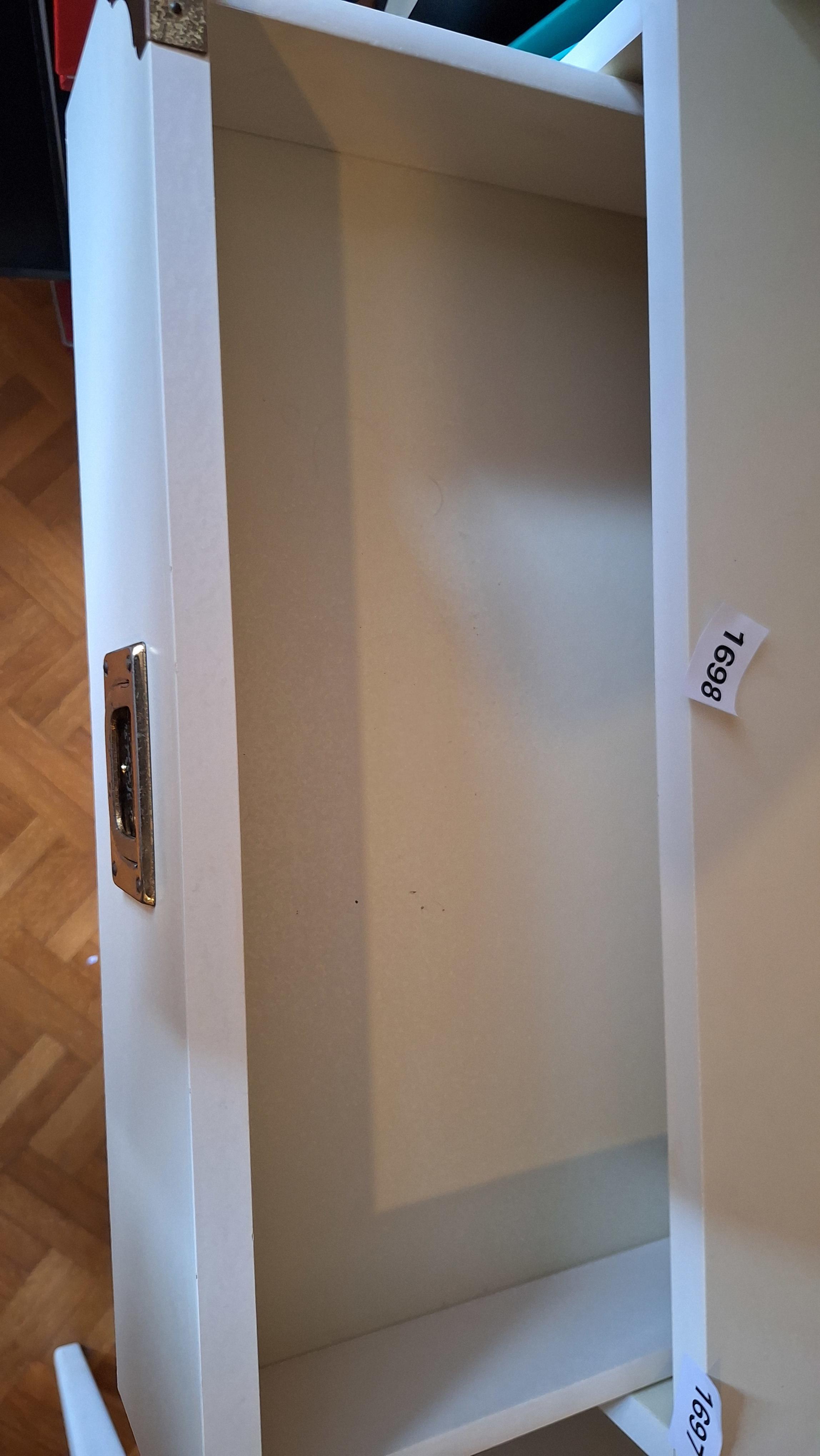 Witte ladekast met drie laden en goudkleurige hoekbeschermers – foto 3 – kavel bij Goeiendeal, Houthalen-Helchteren