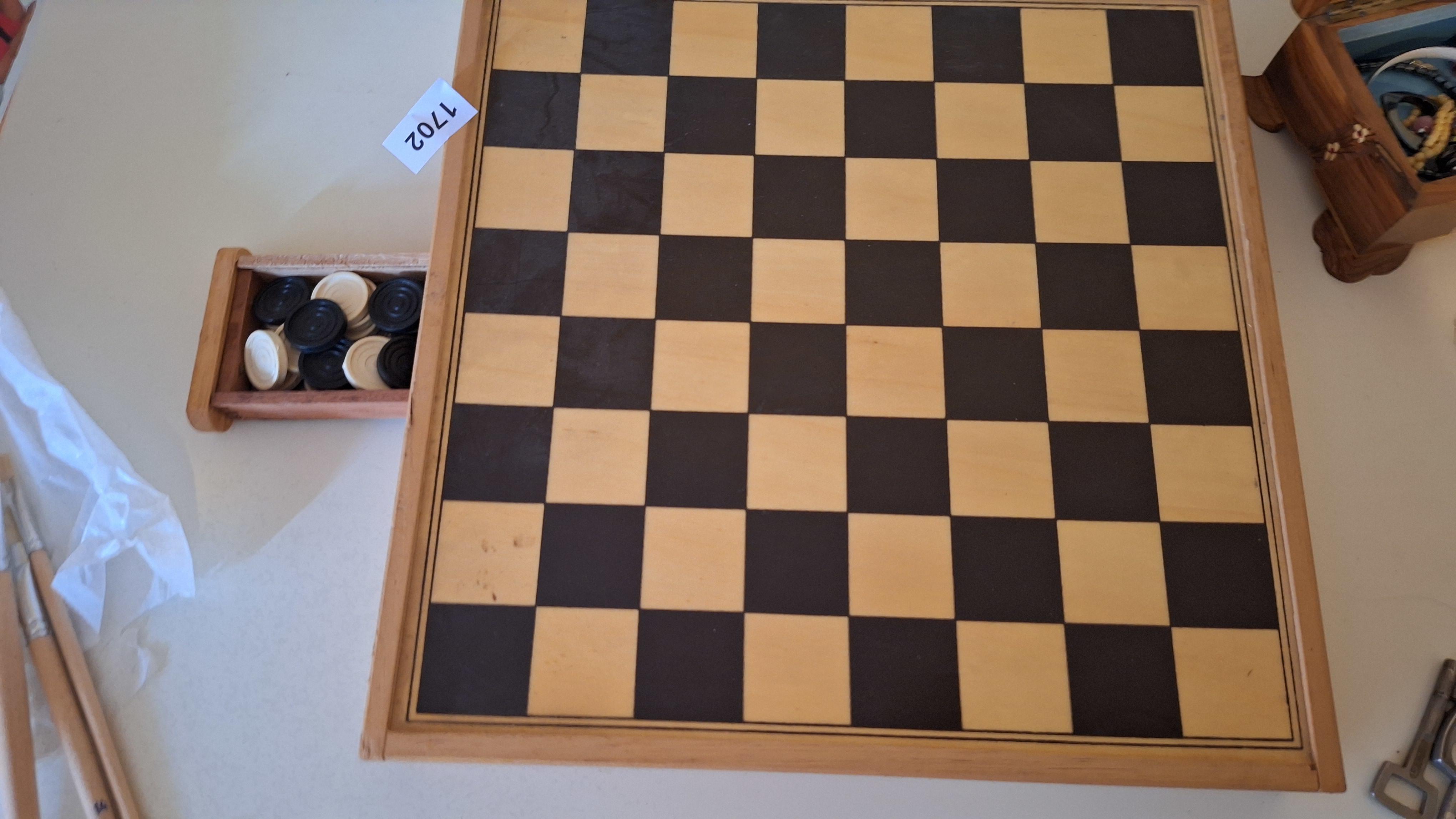 Houten dam-en schaakbord inclusief een houten schuifbakje met zwart-witte damschijven – kavel bij Goeiendeal, Houthalen-Helchteren