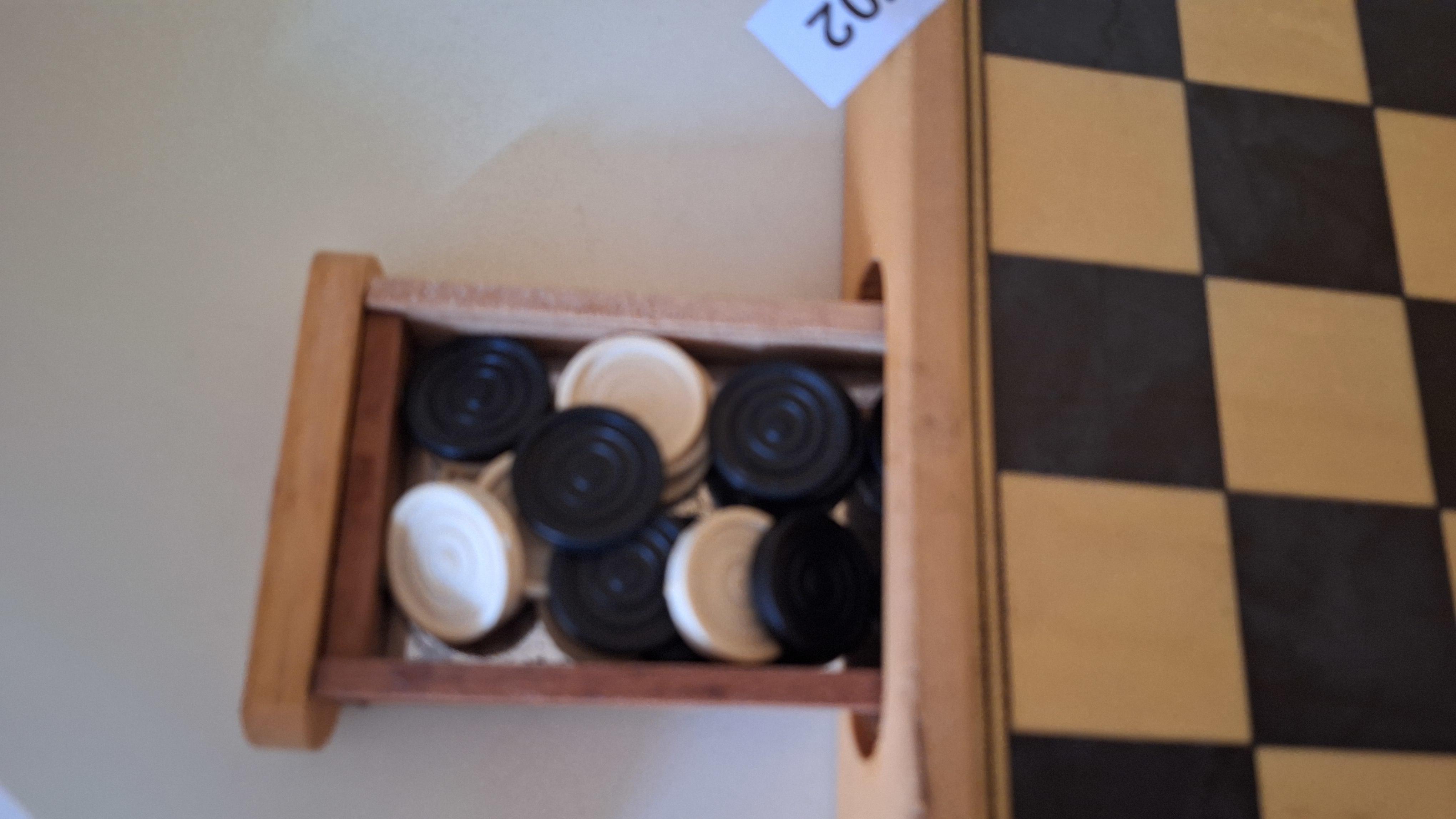 Houten dam-en schaakbord inclusief een houten schuifbakje met zwart-witte damschijven – foto 2 – kavel bij Goeiendeal, Houthalen-Helchteren