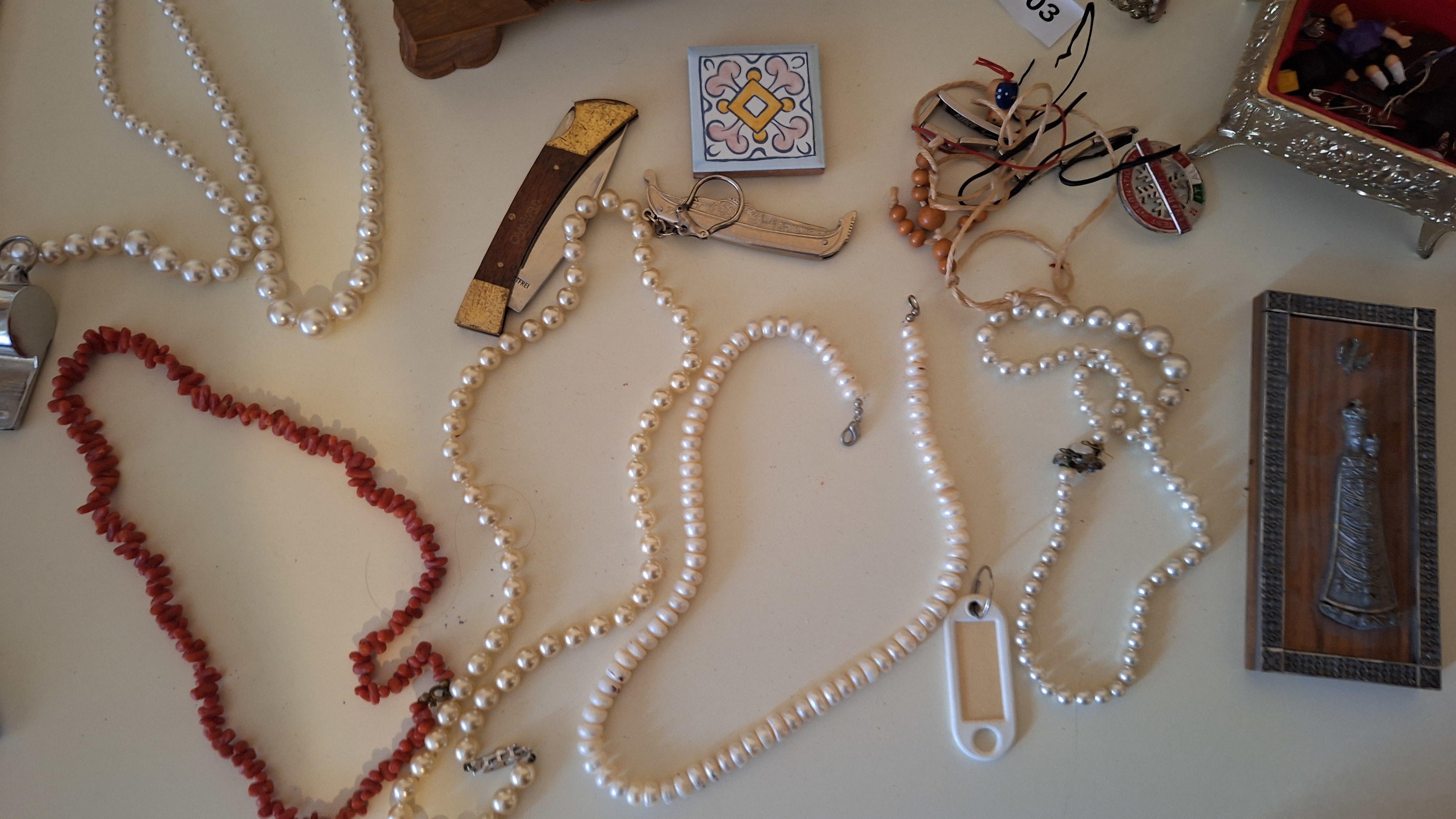 Set diverse sieraden en opbergdoosjes waaronder parelkettingen, een schelpenkistje en een blik met landschapsdecoratie – foto 2 – kavel bij Goeiendeal, Houthalen-Helchteren