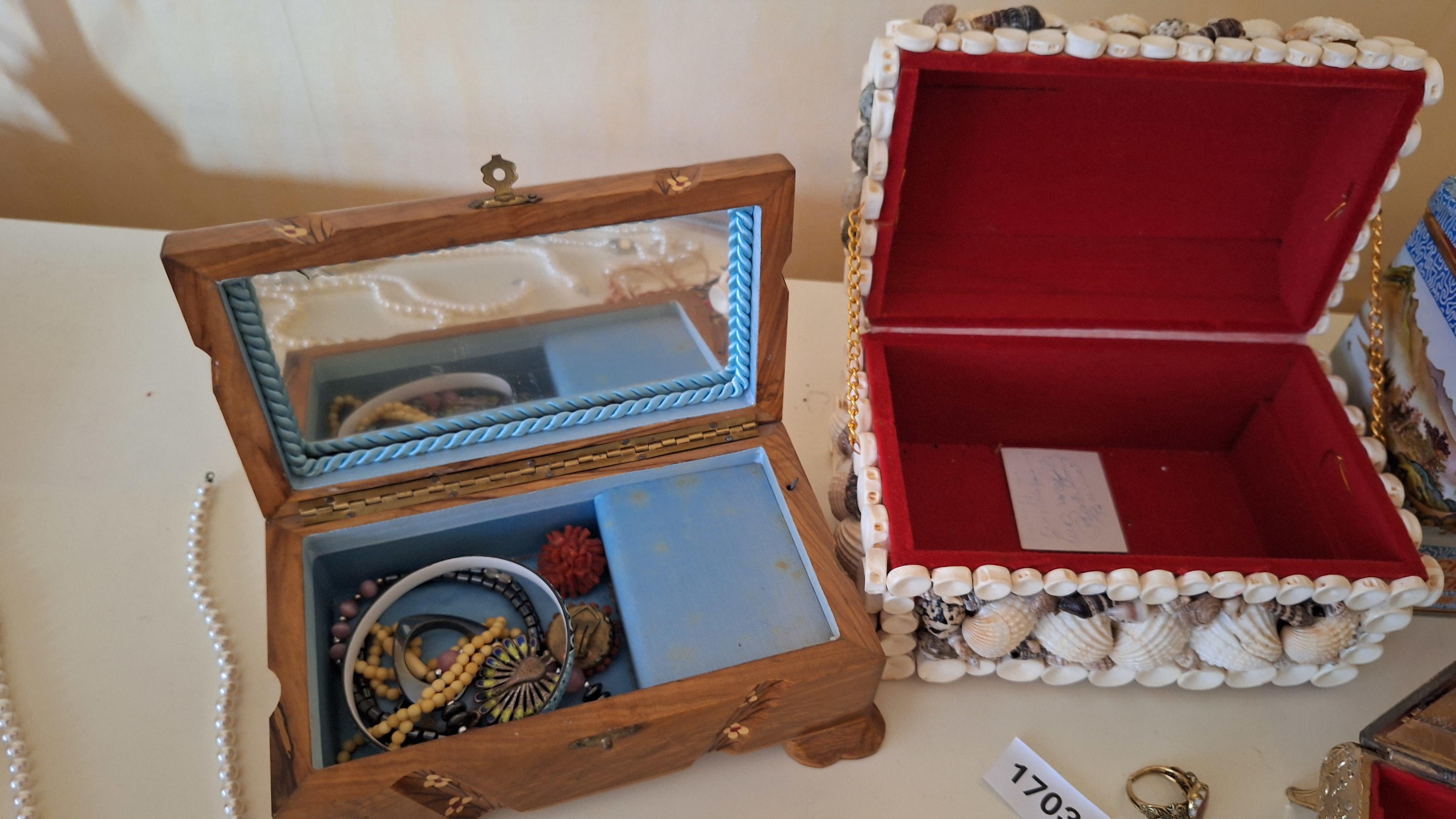 Set diverse sieraden en opbergdoosjes waaronder parelkettingen, een schelpenkistje en een blik met landschapsdecoratie – foto 3 – kavel bij Goeiendeal, Houthalen-Helchteren