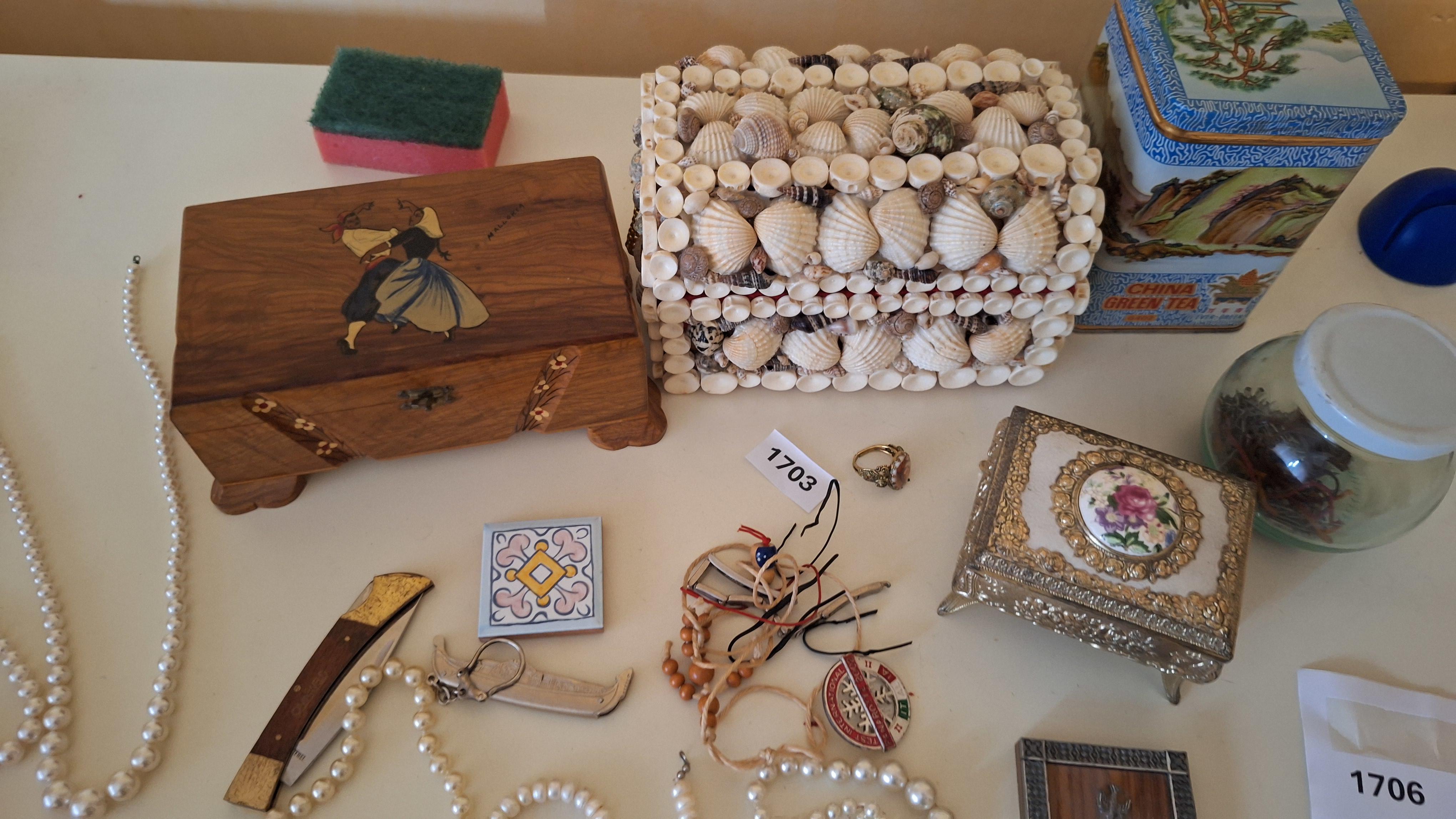 Set diverse sieraden en opbergdoosjes waaronder parelkettingen, een schelpenkistje en een blik met landschapsdecoratie – foto 4 – kavel bij Goeiendeal, Houthalen-Helchteren