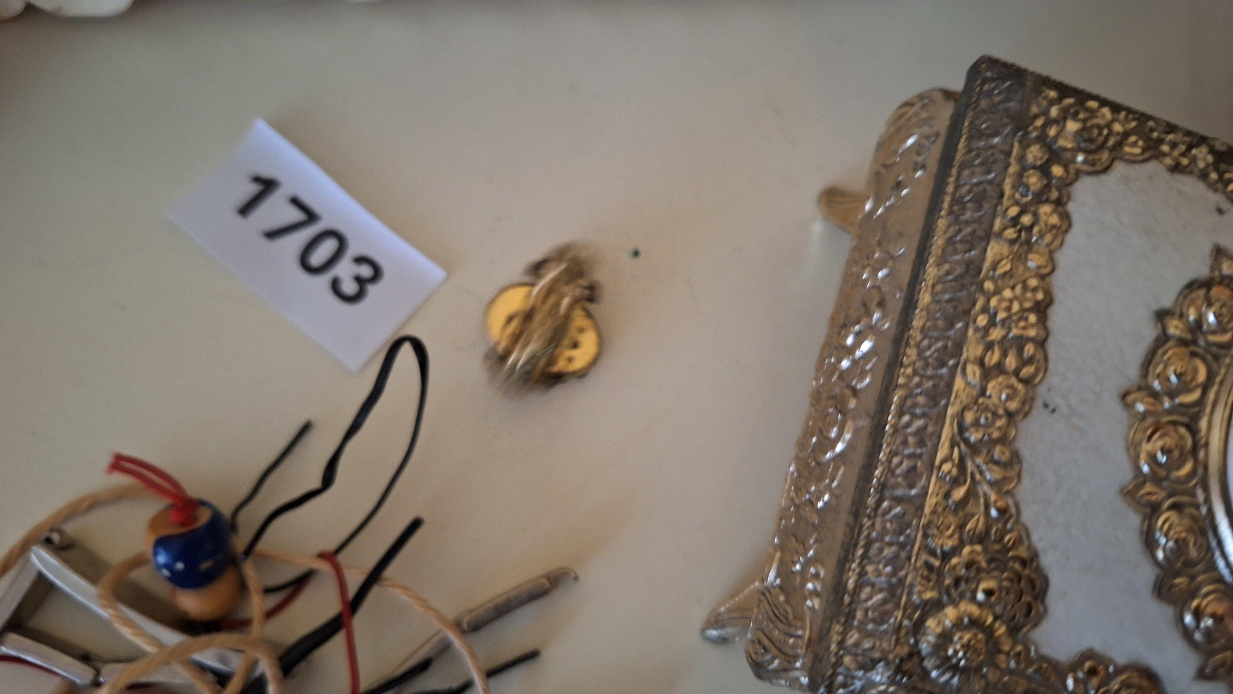 Set diverse sieraden en opbergdoosjes waaronder parelkettingen, een schelpenkistje en een blik met landschapsdecoratie – foto 5 – kavel bij Goeiendeal, Houthalen-Helchteren