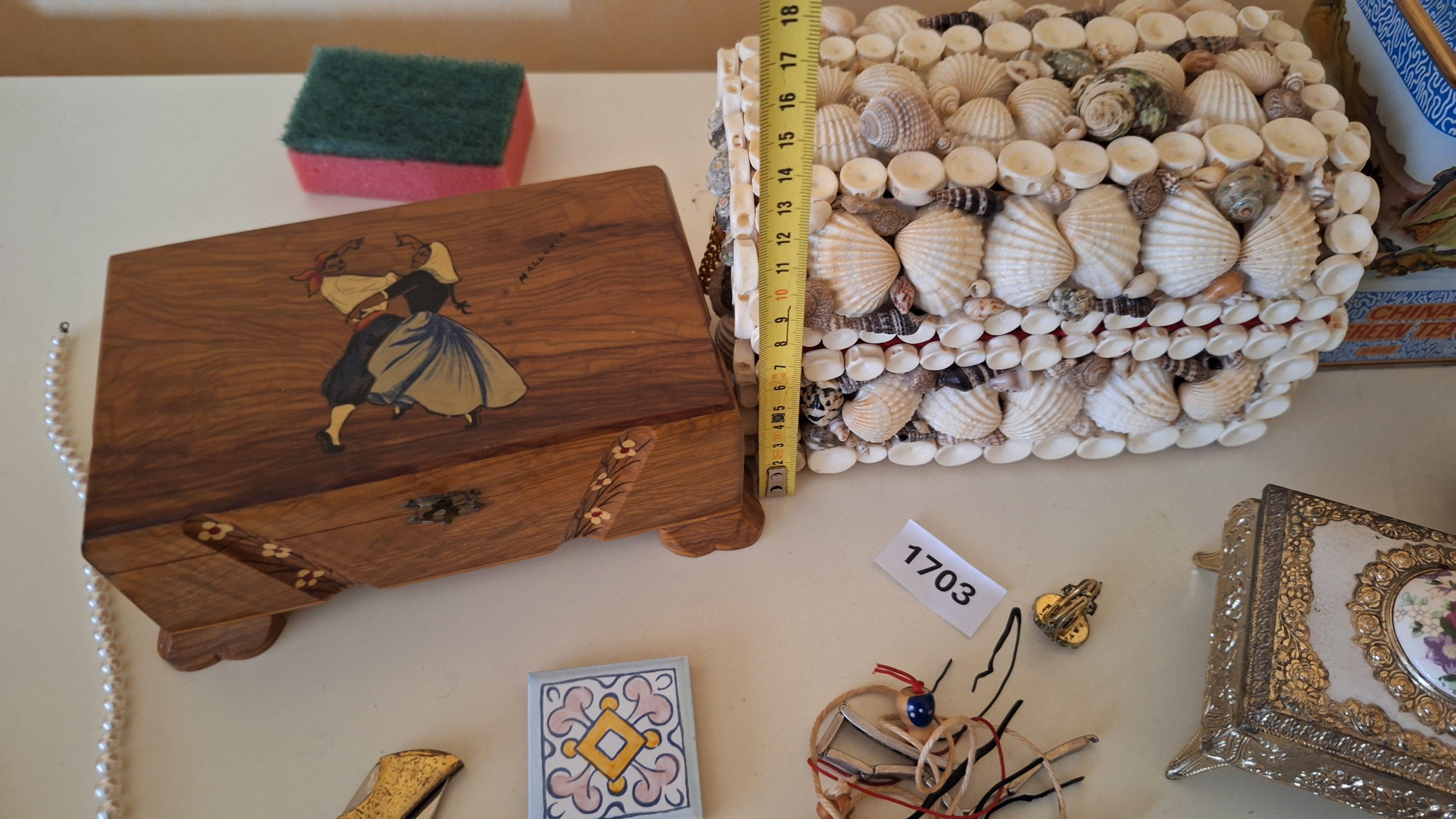 Set diverse sieraden en opbergdoosjes waaronder parelkettingen, een schelpenkistje en een blik met landschapsdecoratie – foto 6 – kavel bij Goeiendeal, Houthalen-Helchteren