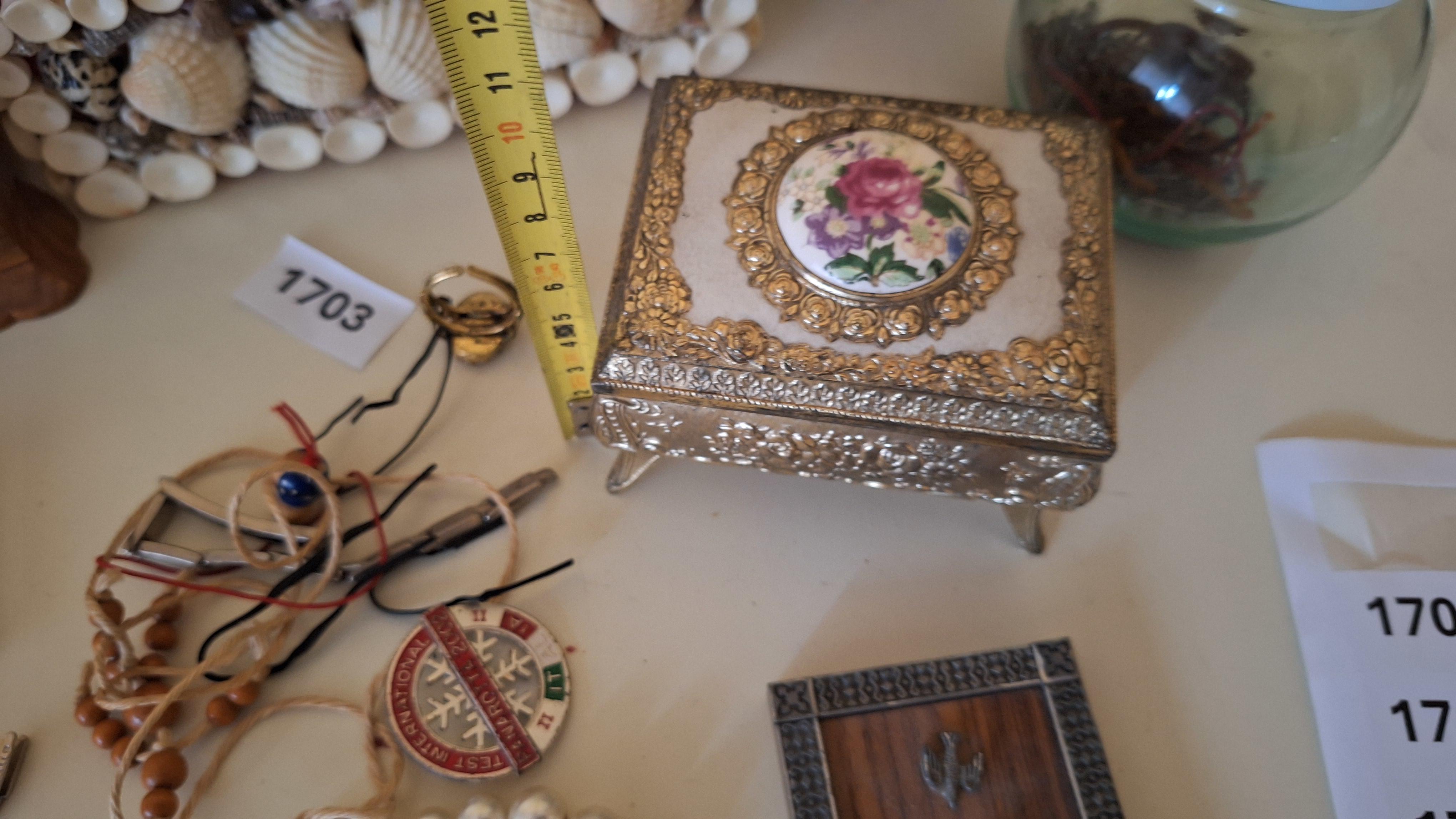 Set diverse sieraden en opbergdoosjes waaronder parelkettingen, een schelpenkistje en een blik met landschapsdecoratie – foto 7 – kavel bij Goeiendeal, Houthalen-Helchteren