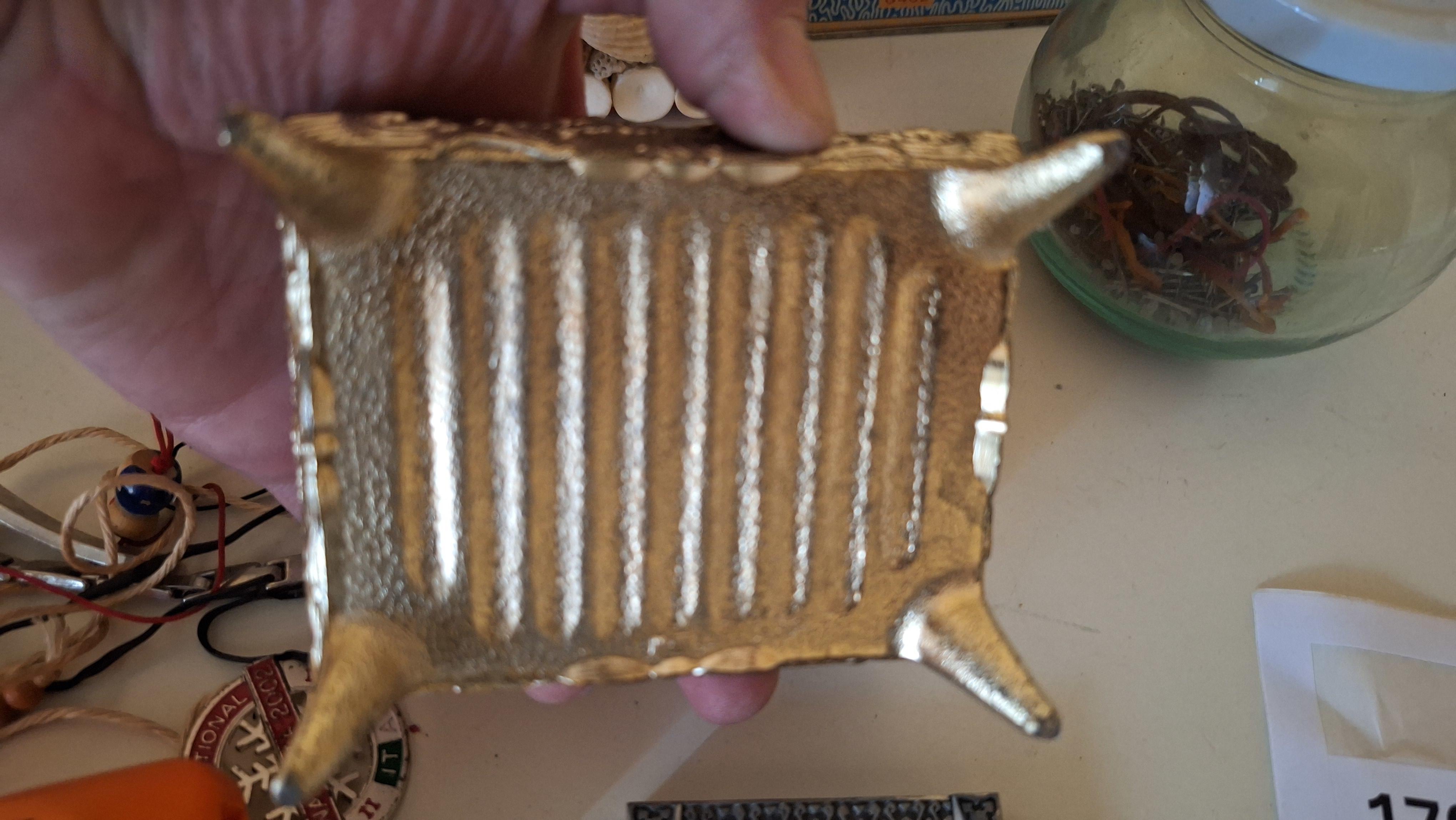 Set diverse sieraden en opbergdoosjes waaronder parelkettingen, een schelpenkistje en een blik met landschapsdecoratie – foto 8 – kavel bij Goeiendeal, Houthalen-Helchteren