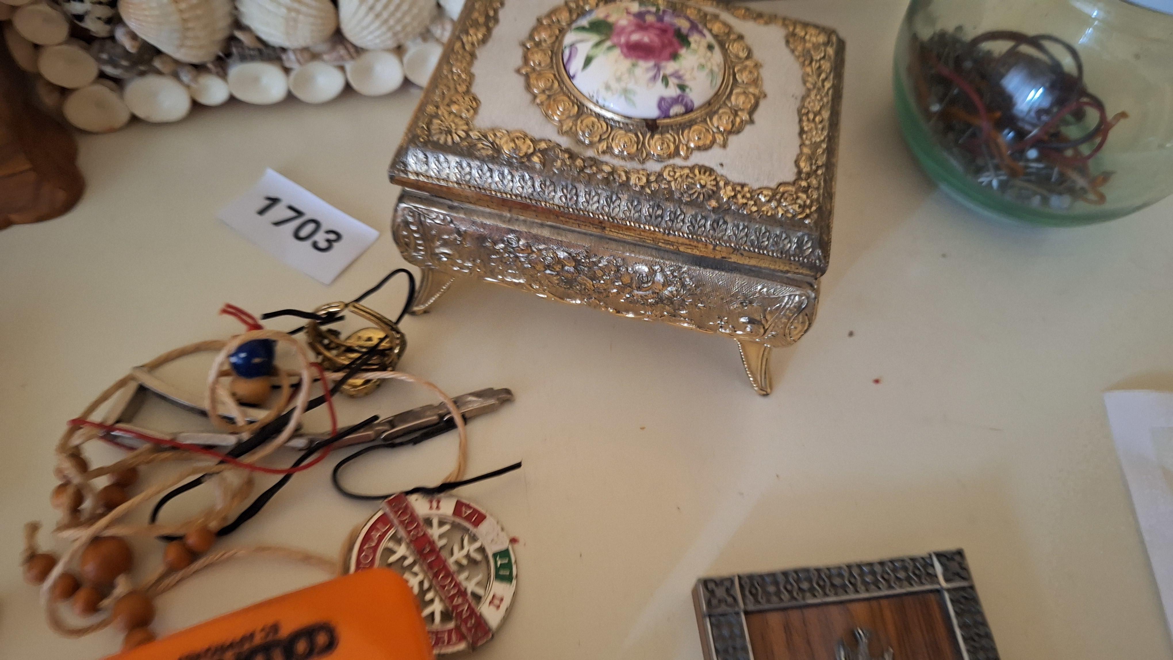 Set diverse sieraden en opbergdoosjes waaronder parelkettingen, een schelpenkistje en een blik met landschapsdecoratie – foto 9 – kavel bij Goeiendeal, Houthalen-Helchteren