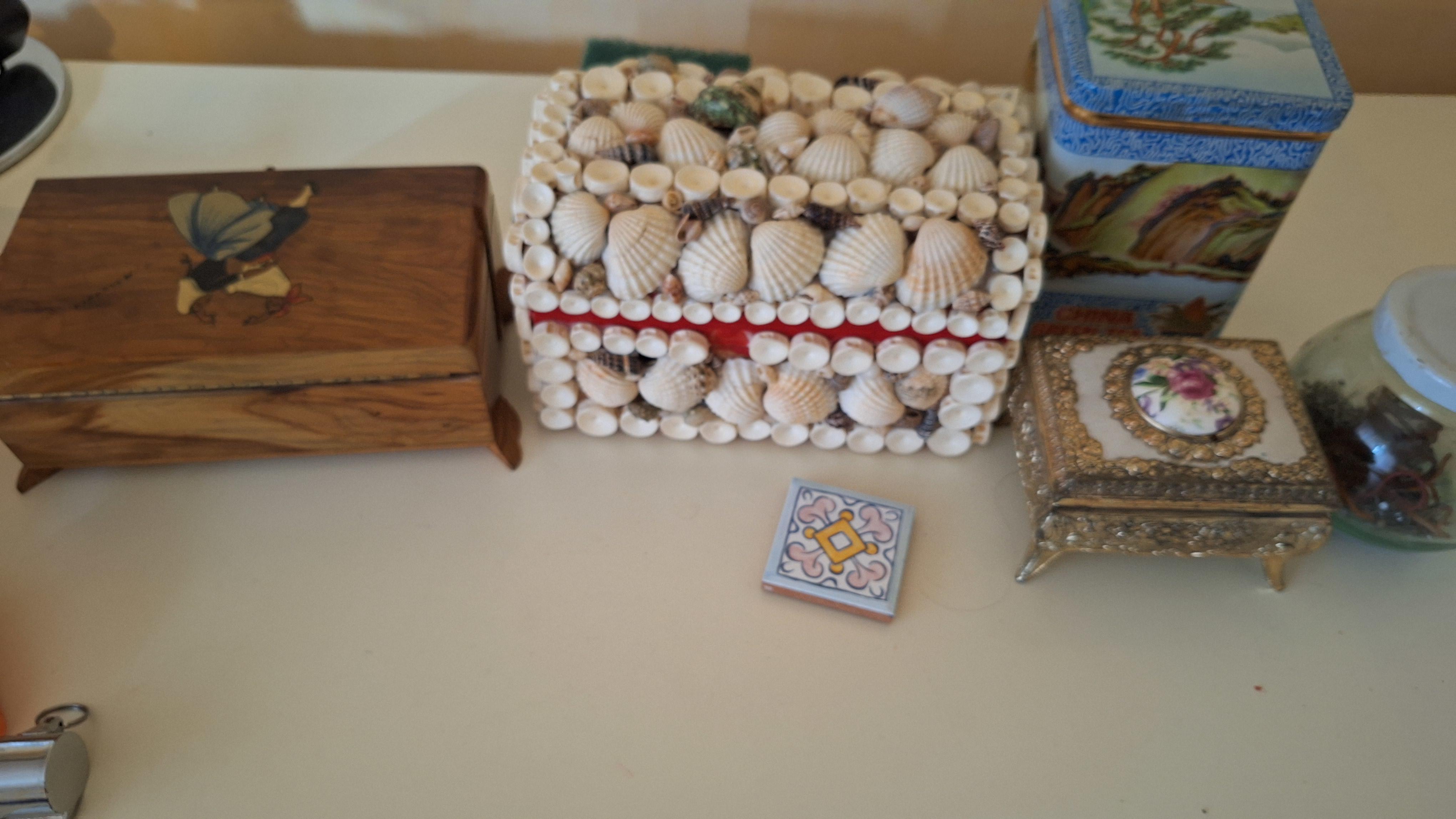 Set diverse sieraden en opbergdoosjes waaronder parelkettingen, een schelpenkistje en een blik met landschapsdecoratie – foto 10 – kavel bij Goeiendeal, Houthalen-Helchteren