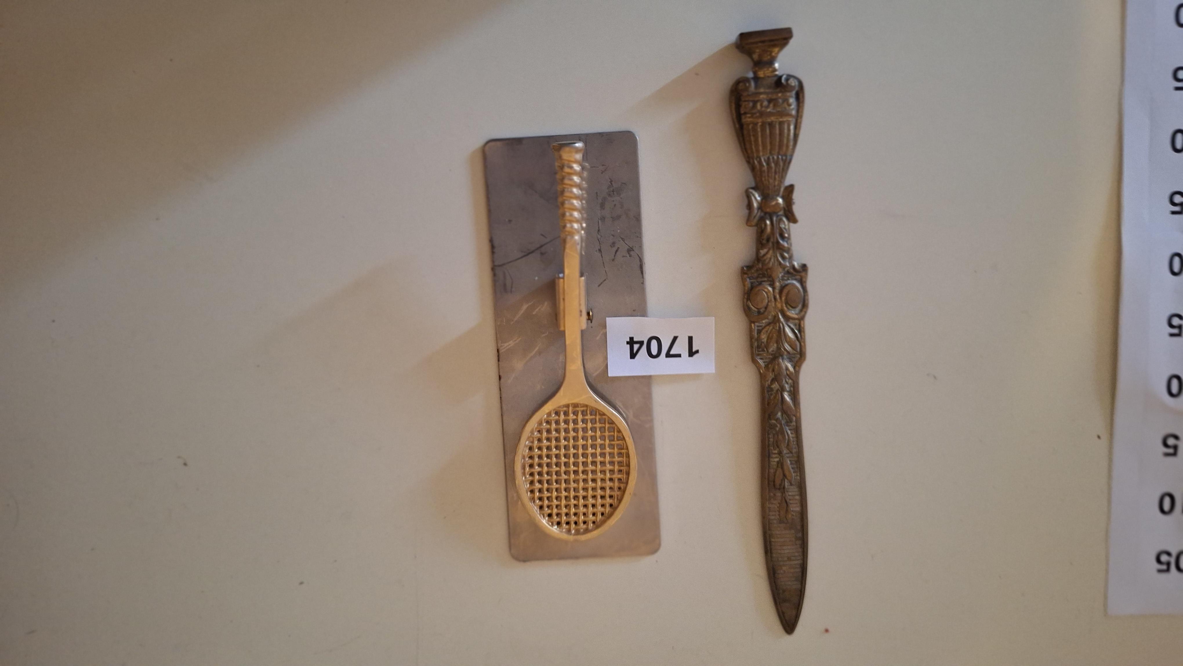 Goudkleurige briefopener met reliëfversiering en een bijbehorende klem in de vorm van een tennisracket – kavel bij Goeiendeal, Houthalen-Helchteren