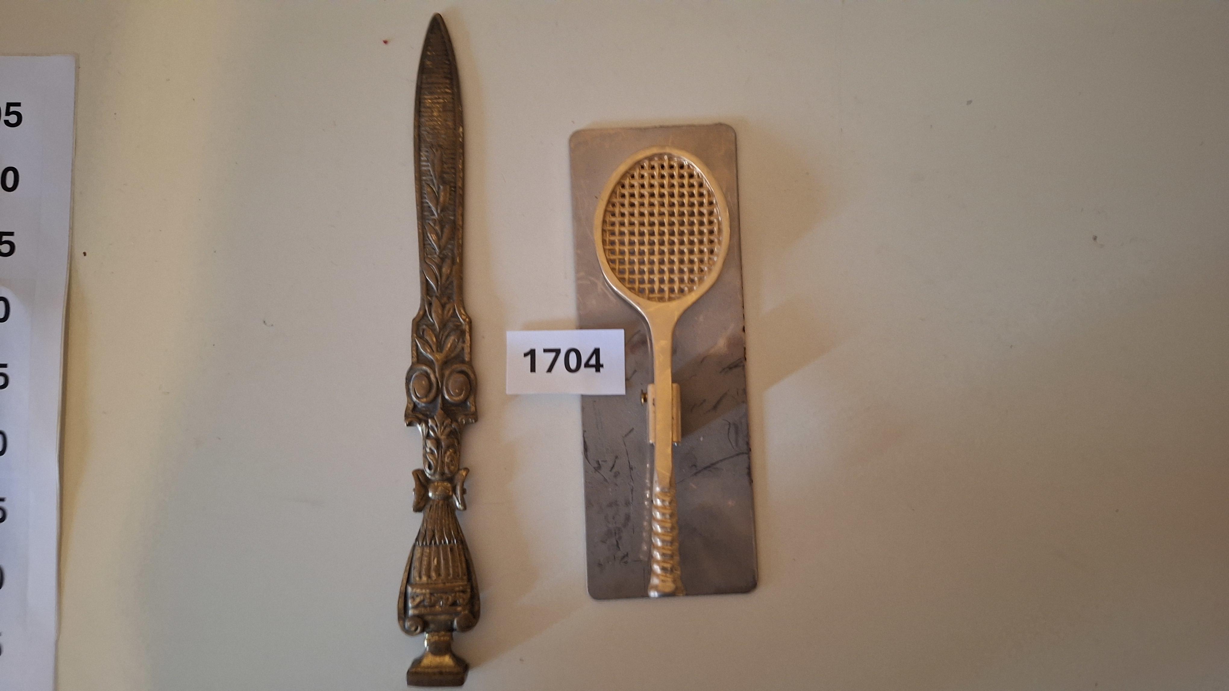 Goudkleurige briefopener met reliëfversiering en een bijbehorende klem in de vorm van een tennisracket – foto 2 – kavel bij Goeiendeal, Houthalen-Helchteren