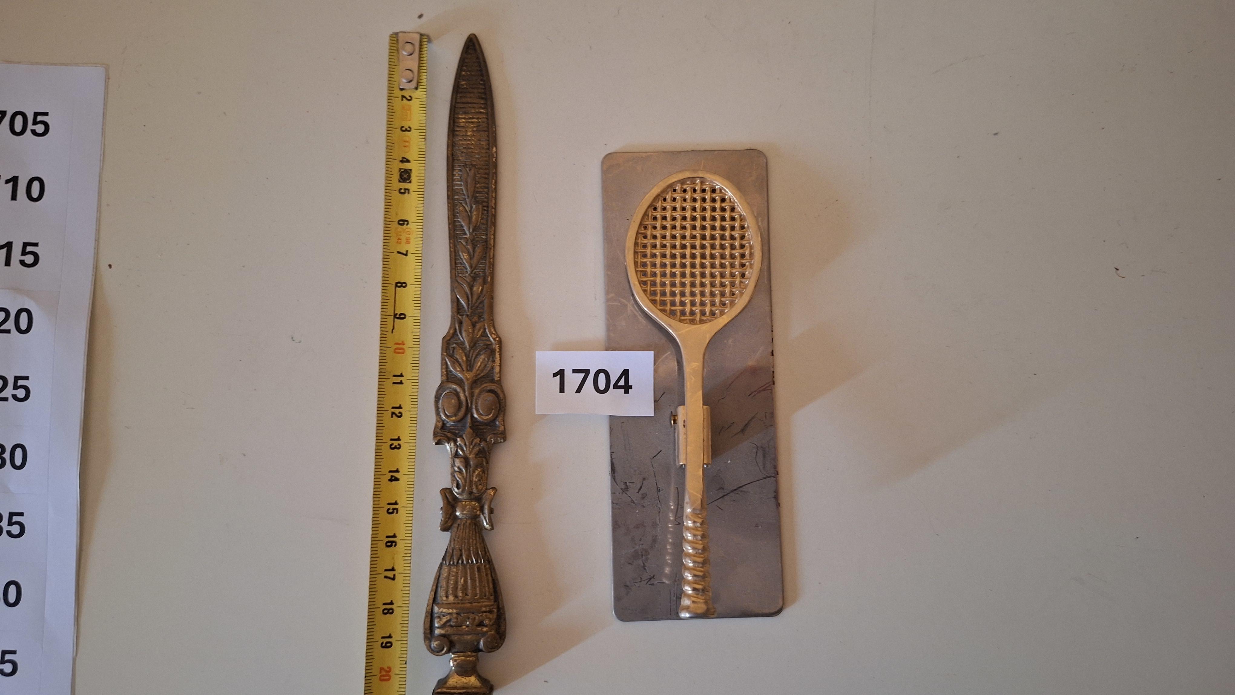 Goudkleurige briefopener met reliëfversiering en een bijbehorende klem in de vorm van een tennisracket – foto 3 – kavel bij Goeiendeal, Houthalen-Helchteren